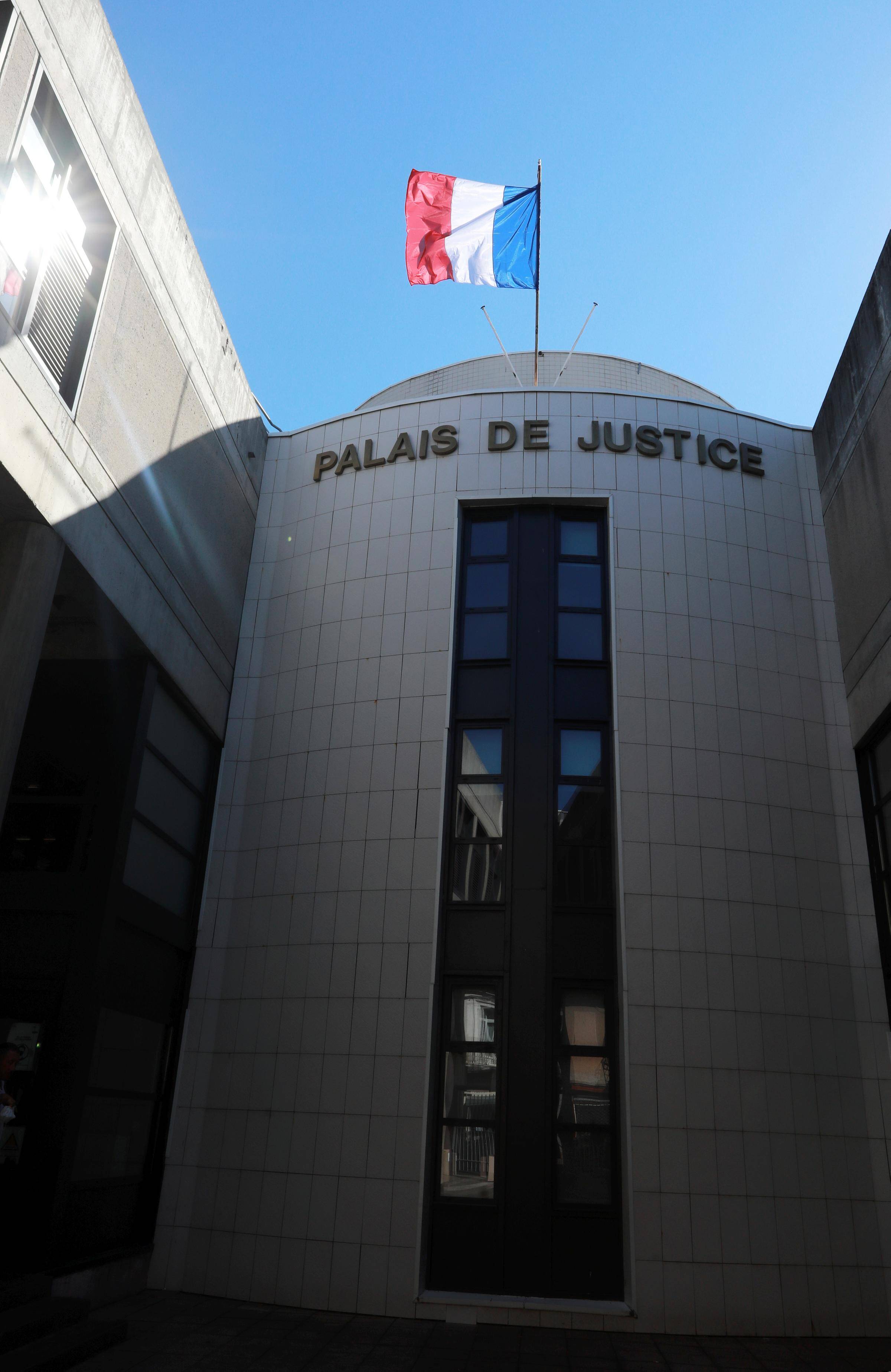 Il envoie une photo de lui nu à la petite amie de son fils... Un père de famille condamné à Draguignan