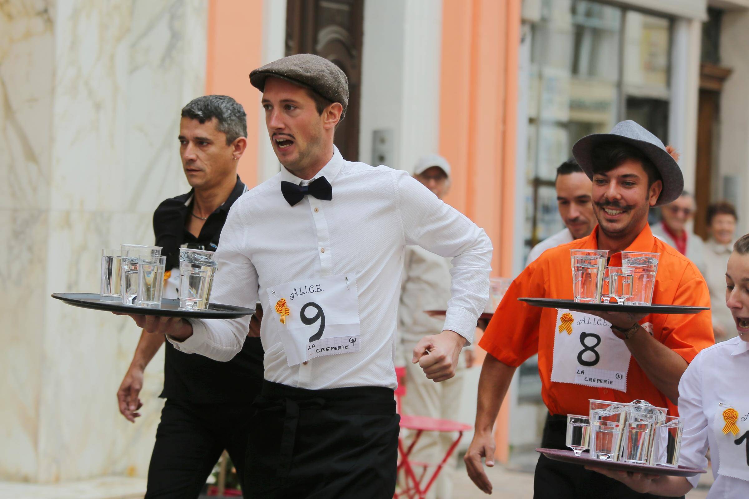 Ne pas renverser son plateau pour remporter son poids en bière... La course des garçons de café et serveuses animera les rues du Vieux-Nice ce samedi