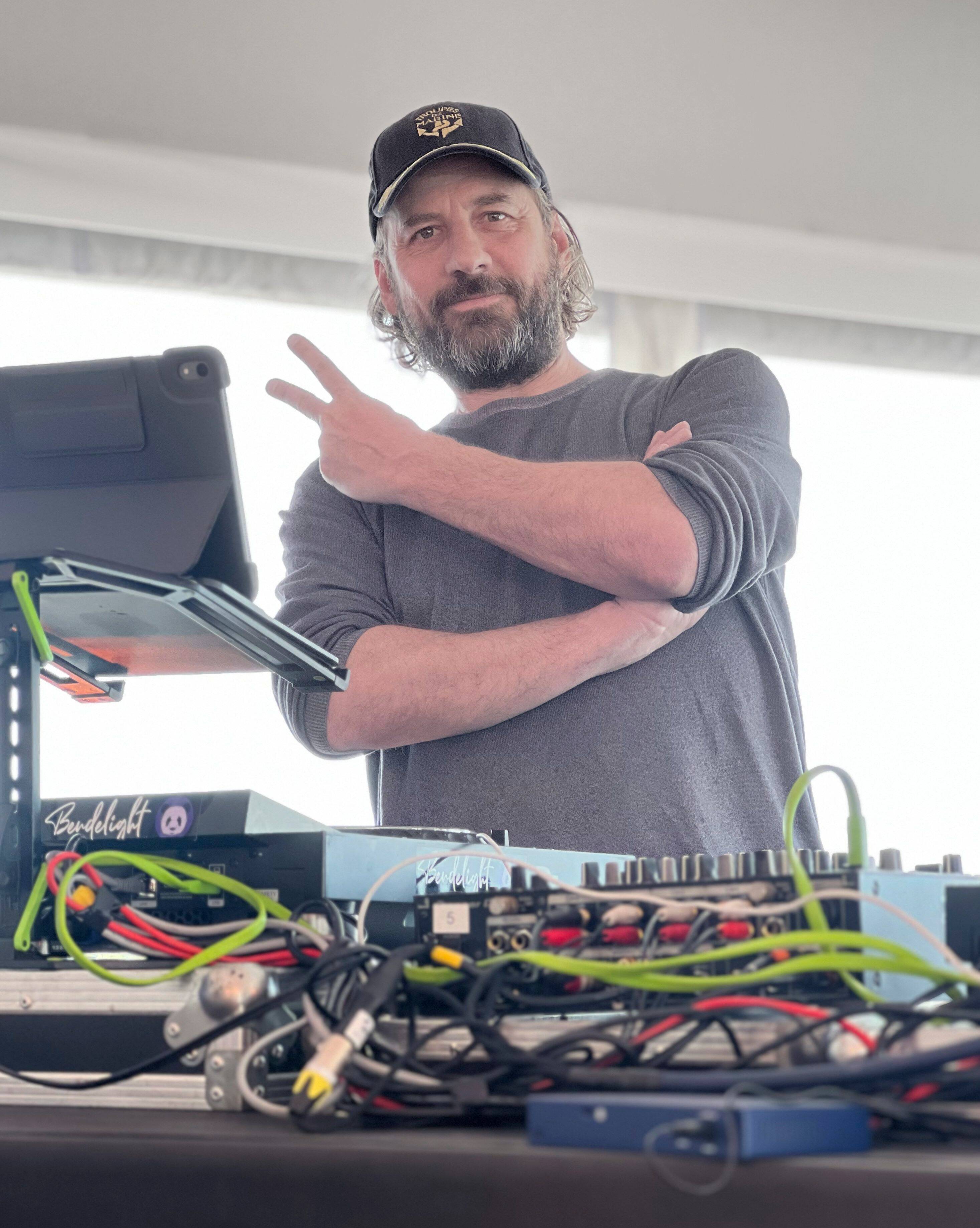 Hilarant avec Omar Sy, "enfant gâté" du cinéma français, Fred Testot se mue en DJ sur la plage pendant le Festival de Cannes