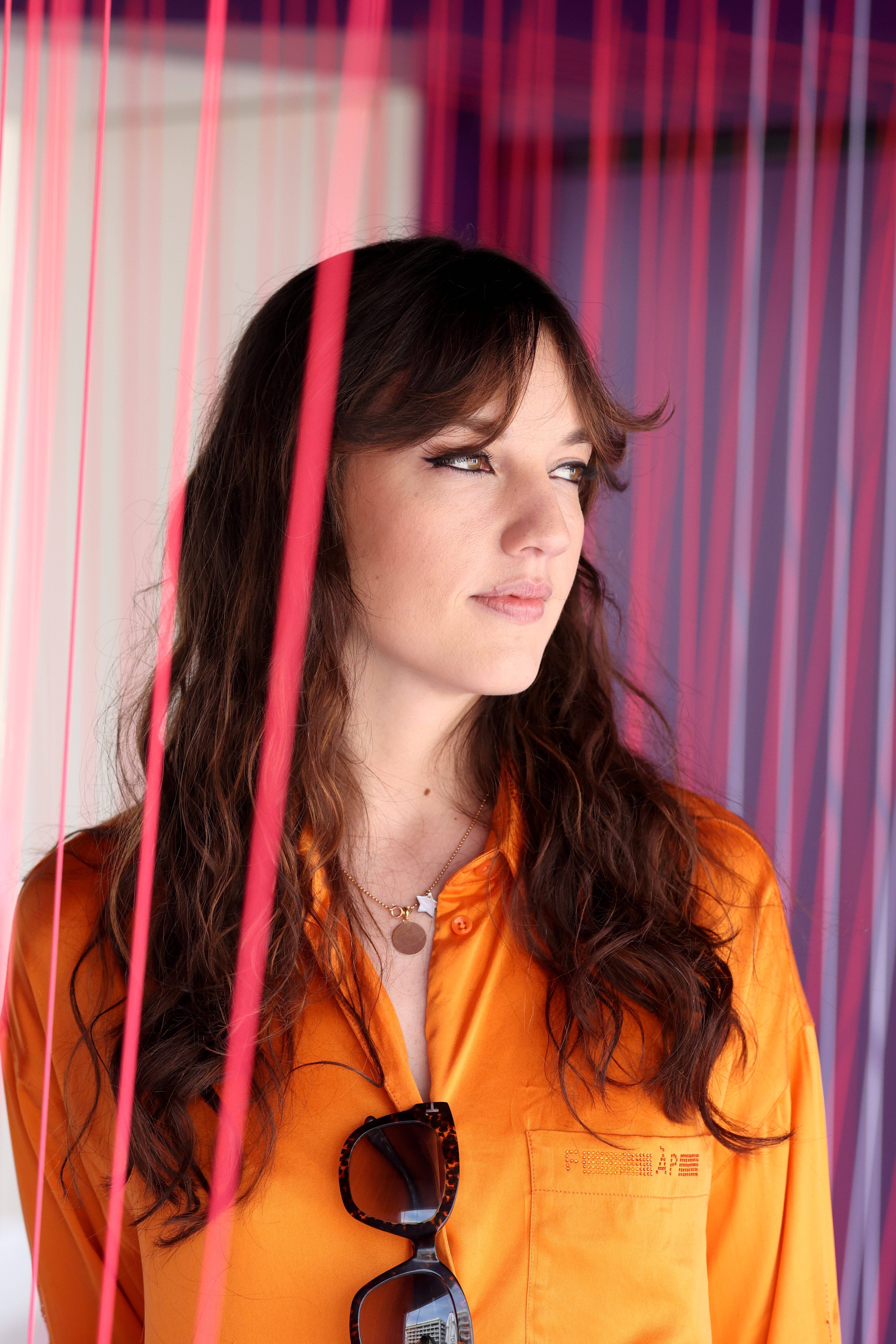 "J'aime les films un peu obscurs": on a rencontré la chanteuse Jain sur la plage au Festival de Cannes