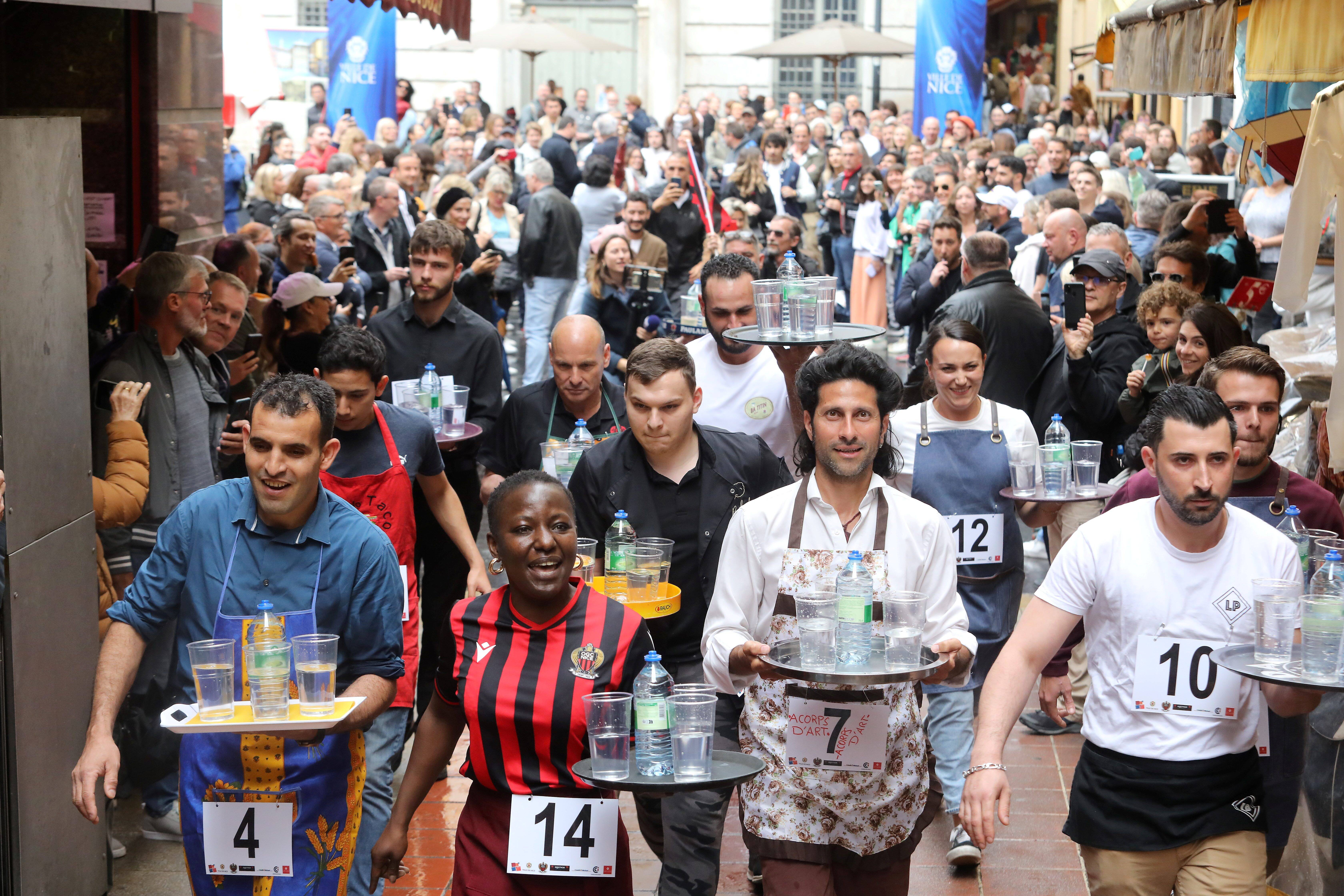 Il a remporté son poids en bière: voici le vainqueur de la course des garçons de café du Vieux-Nice