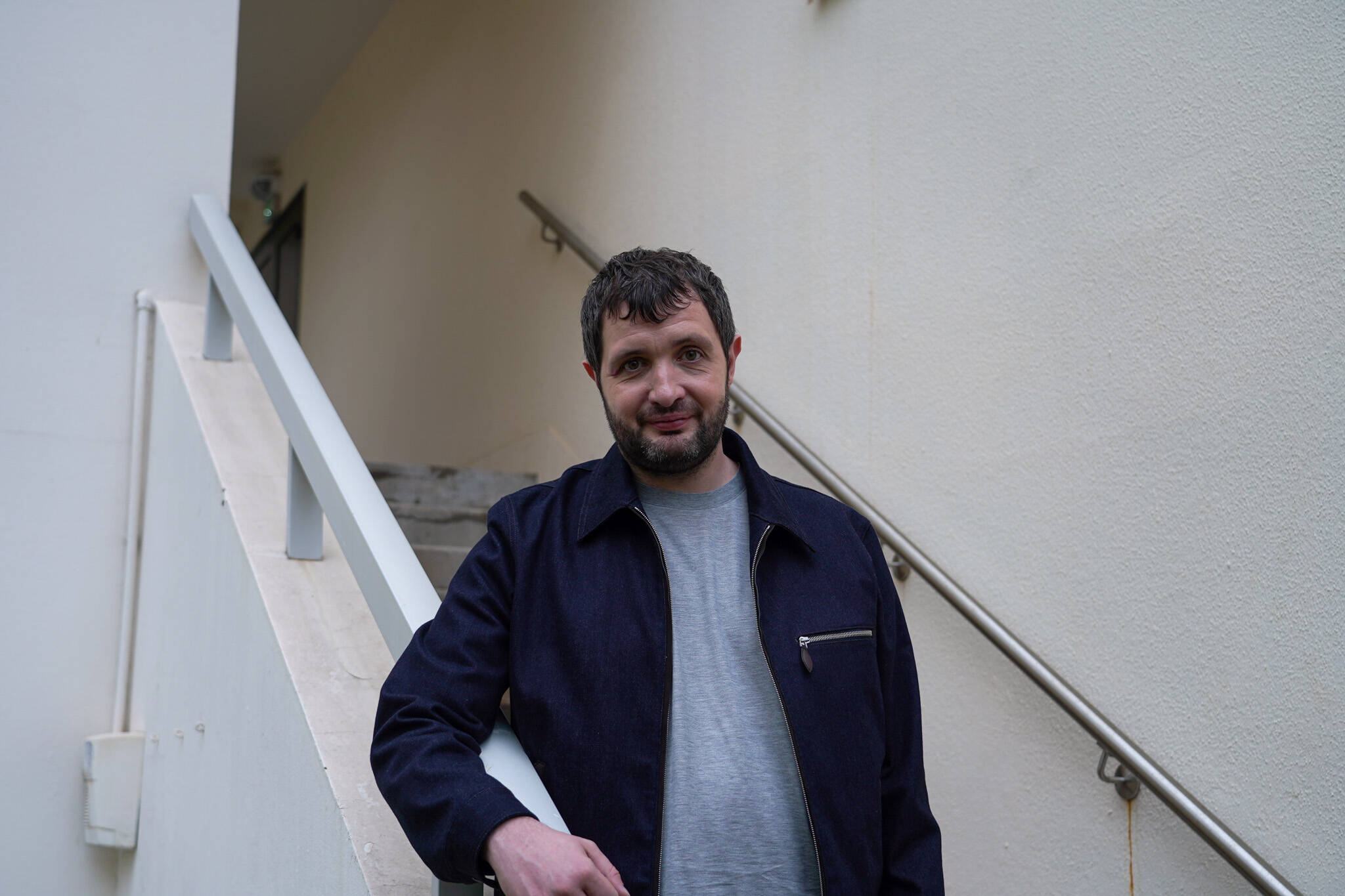 "La violence sociétale dont on parle dans le film, c'est une violence d'aujourd'hui": Karim Leklou, la cible émouvante de "Vincent doit mourir"