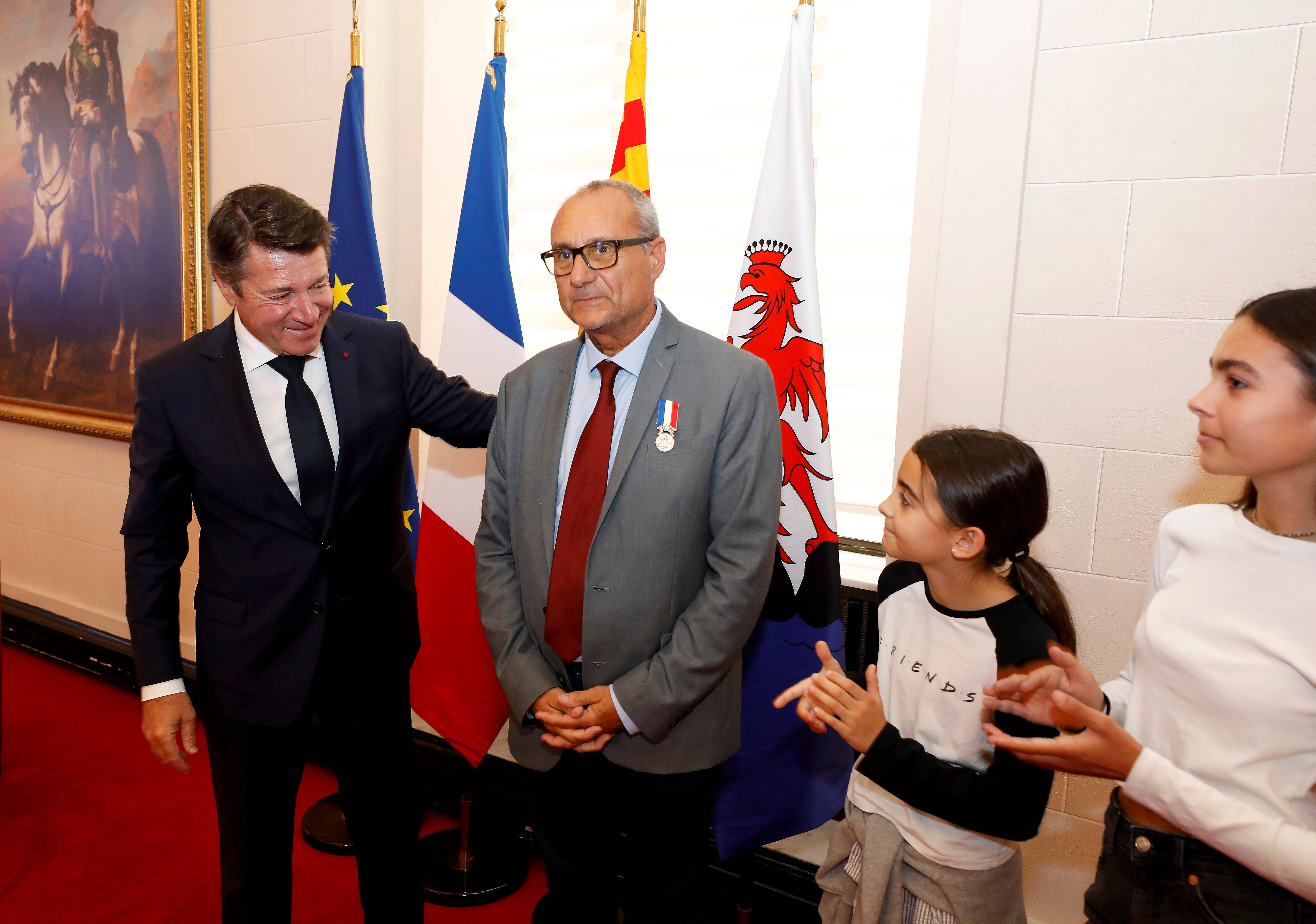 "J'ai vu la lame du couteau, il allait la tuer": le directeur d'une école de Nice raconte comment il a sauvé une maman