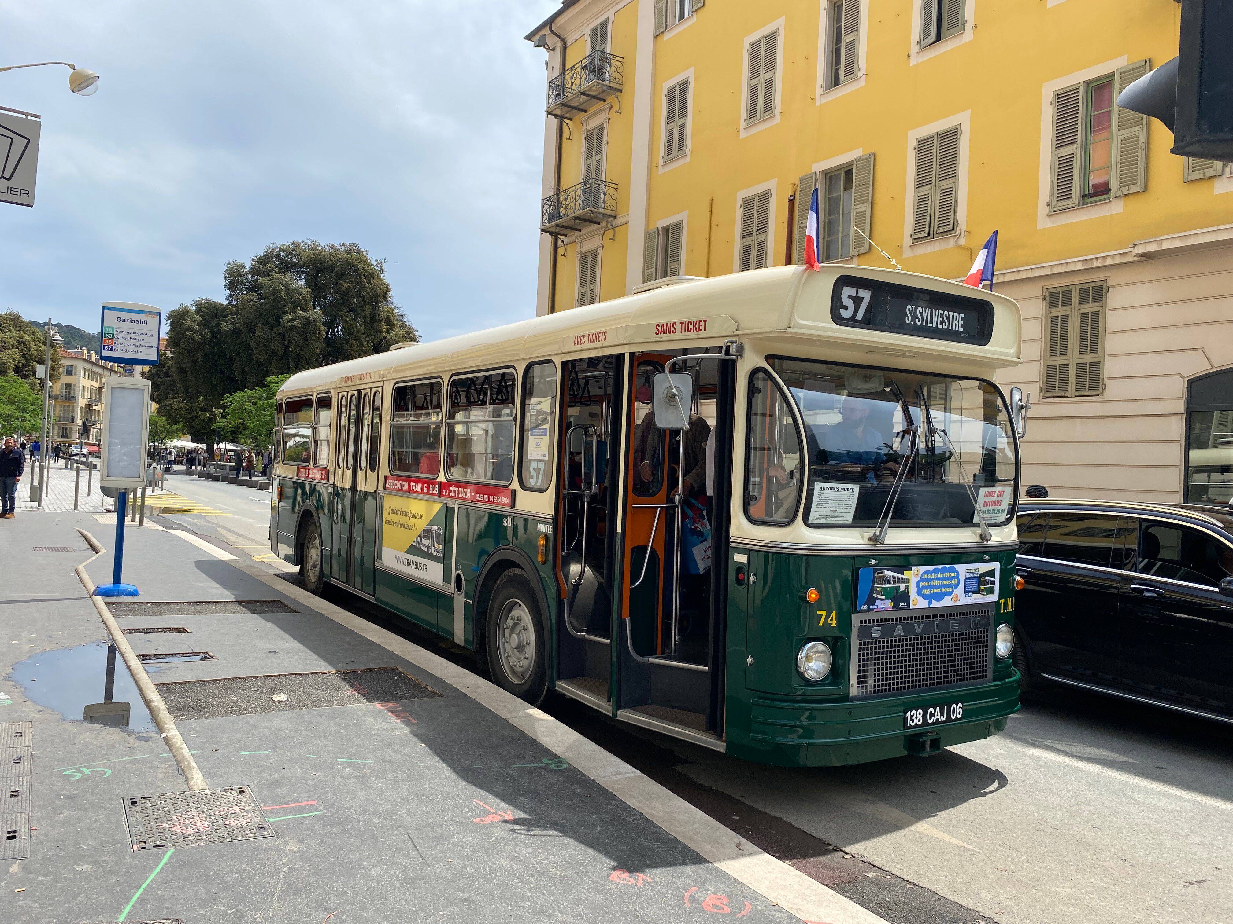 Vous N avez Pas R v C est Bien Un Bus R tro Qui A Assur La Ligne 57 Vous N avez Pas R v C est Bien Un Bus R tro Qui A Assur La Ligne 57