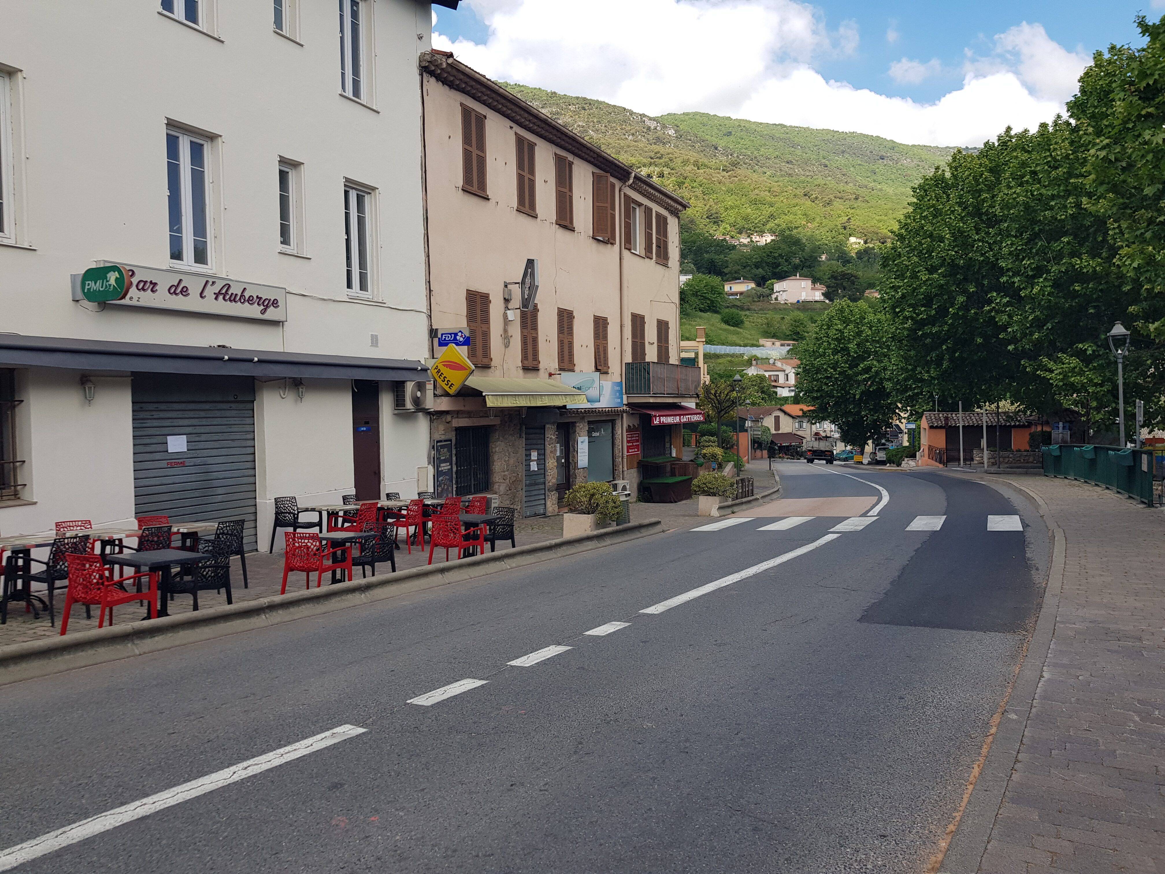 "Ça devient un couloir et c'est bien triste": le village de Gattières est-il encore attractif alors que plusieurs commerces viennent de fermer?