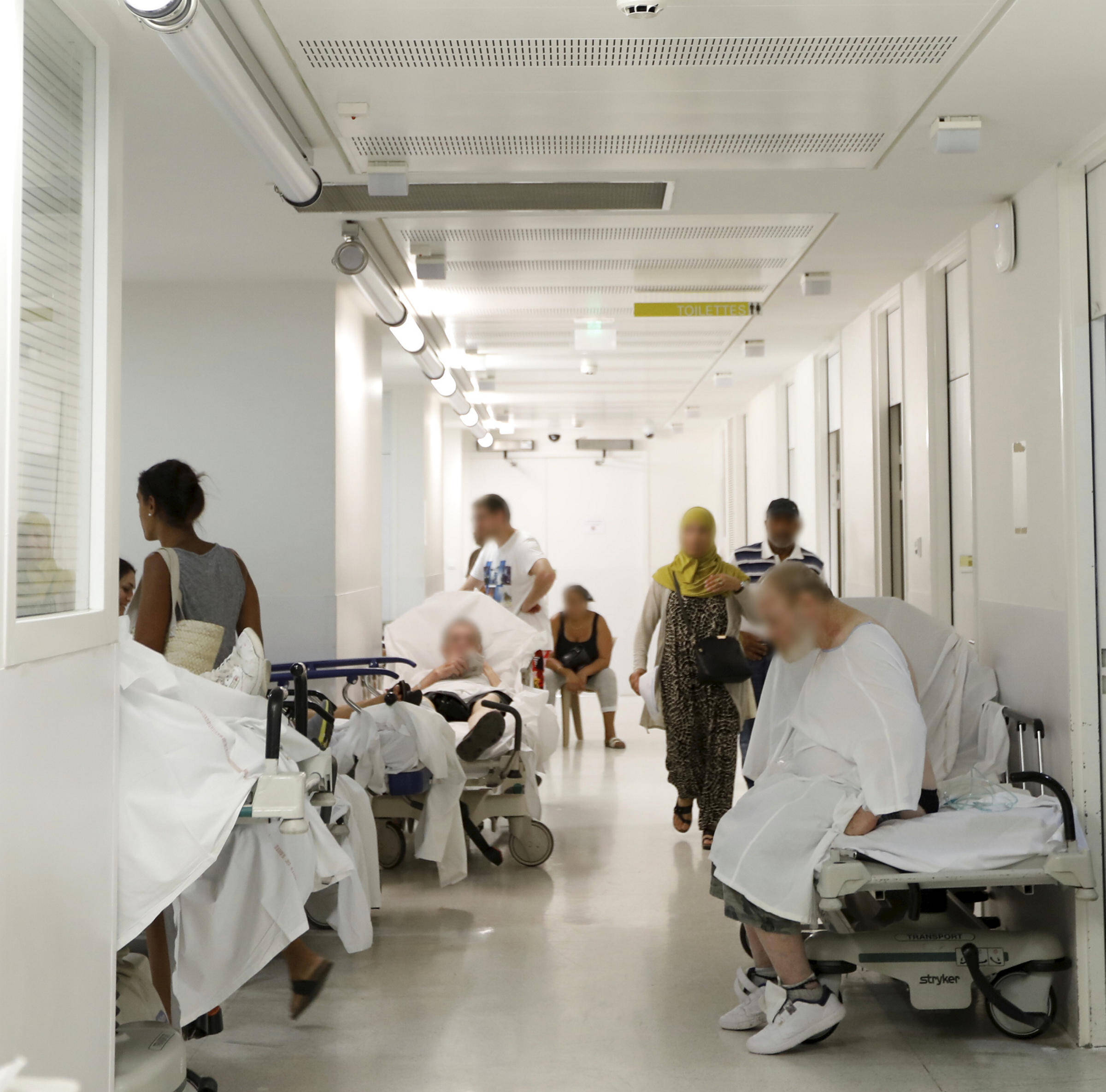 "Je vais au travail la boule au ventre": Sylvie, aide-soignante à Toulon, raconte l'agression dont elle a été victime à l'hôpital