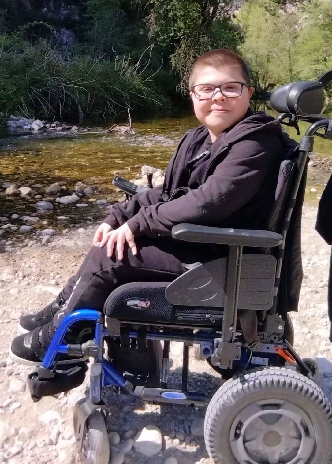 "On ne peut plus le voir souffrir": les parents du jeune Antone, atteint de myopathie, lancent un appel à la solidarité