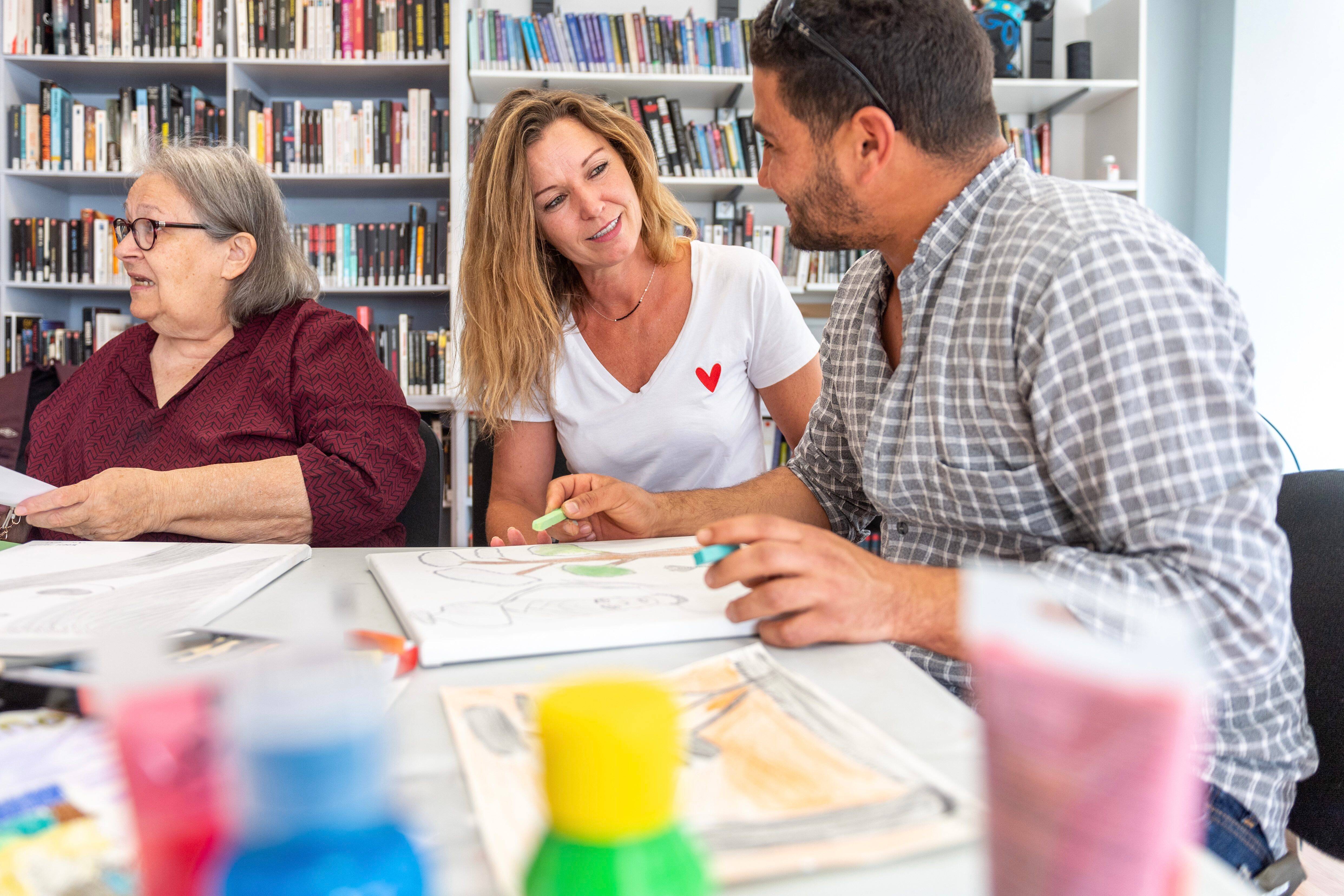 Elle est "art-thérapeute" et transforme les SDF et ses patients en artistes