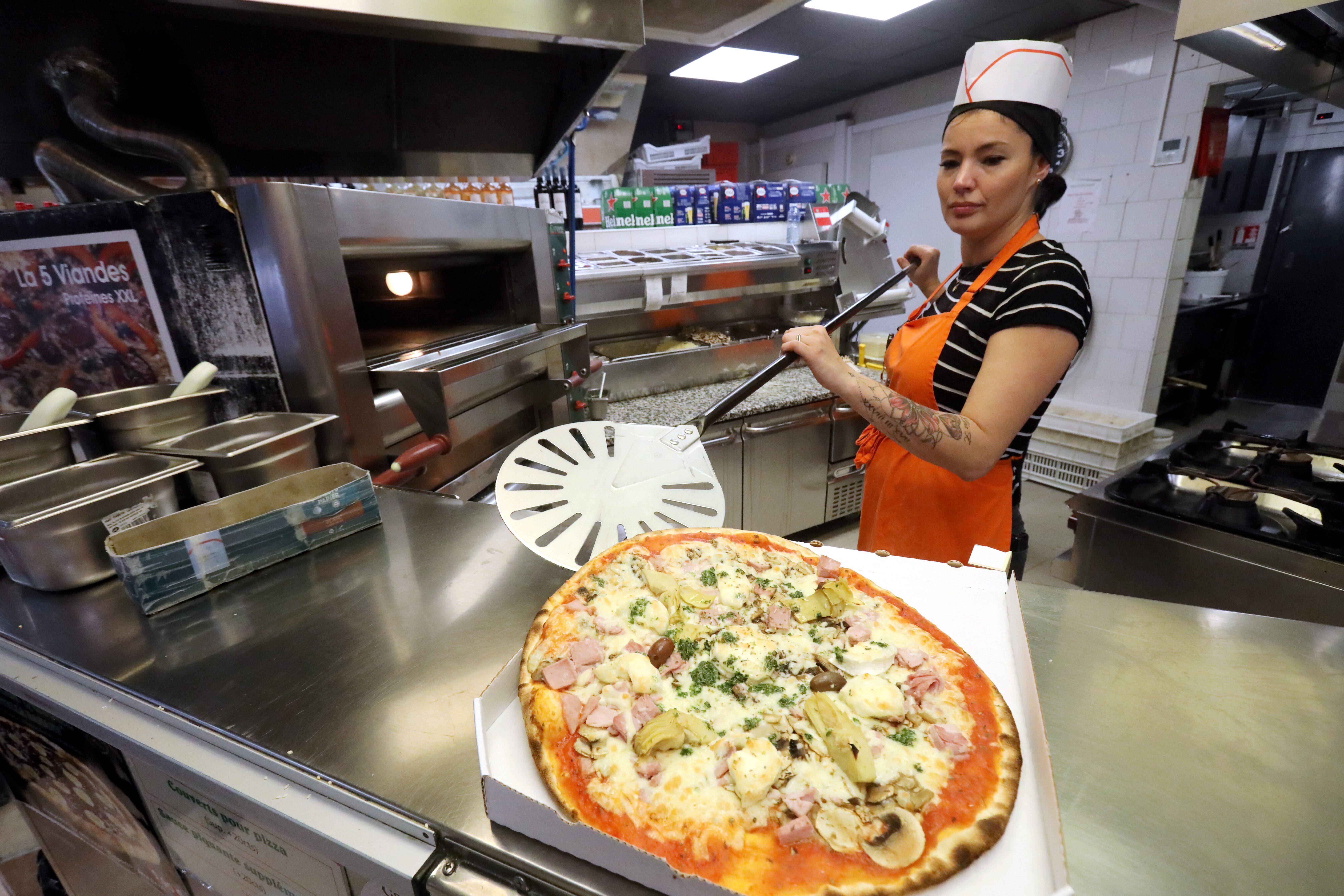"On essaie de résister mais on a fini par augmenter nos prix": à Nice, la pizza victime de l'inflation