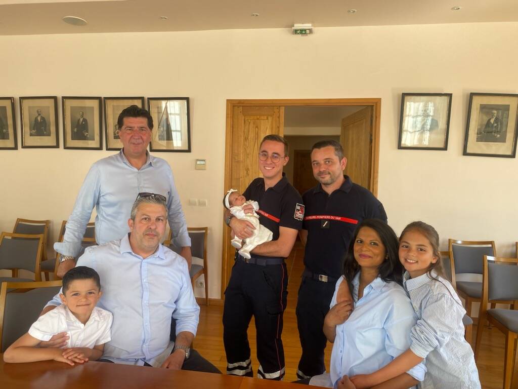 “Firefighters Help Deliver Baby at Home in Plan-de-la-Tour – A Story of Courage and Community”