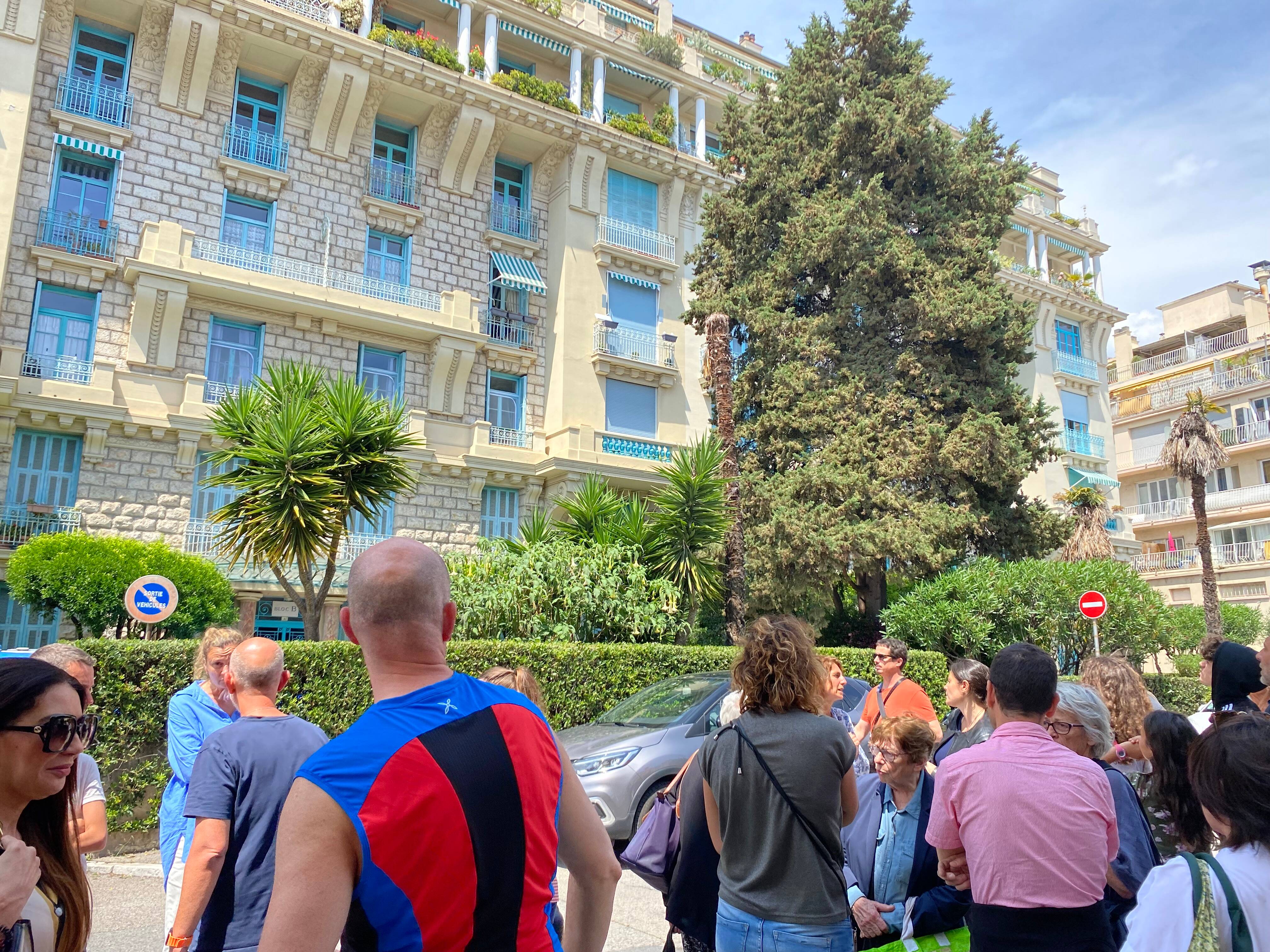 "On ne sait pas quand on pourra revenir": le désarroi des habitants d'un immeuble ravagé par un incendie à Nice