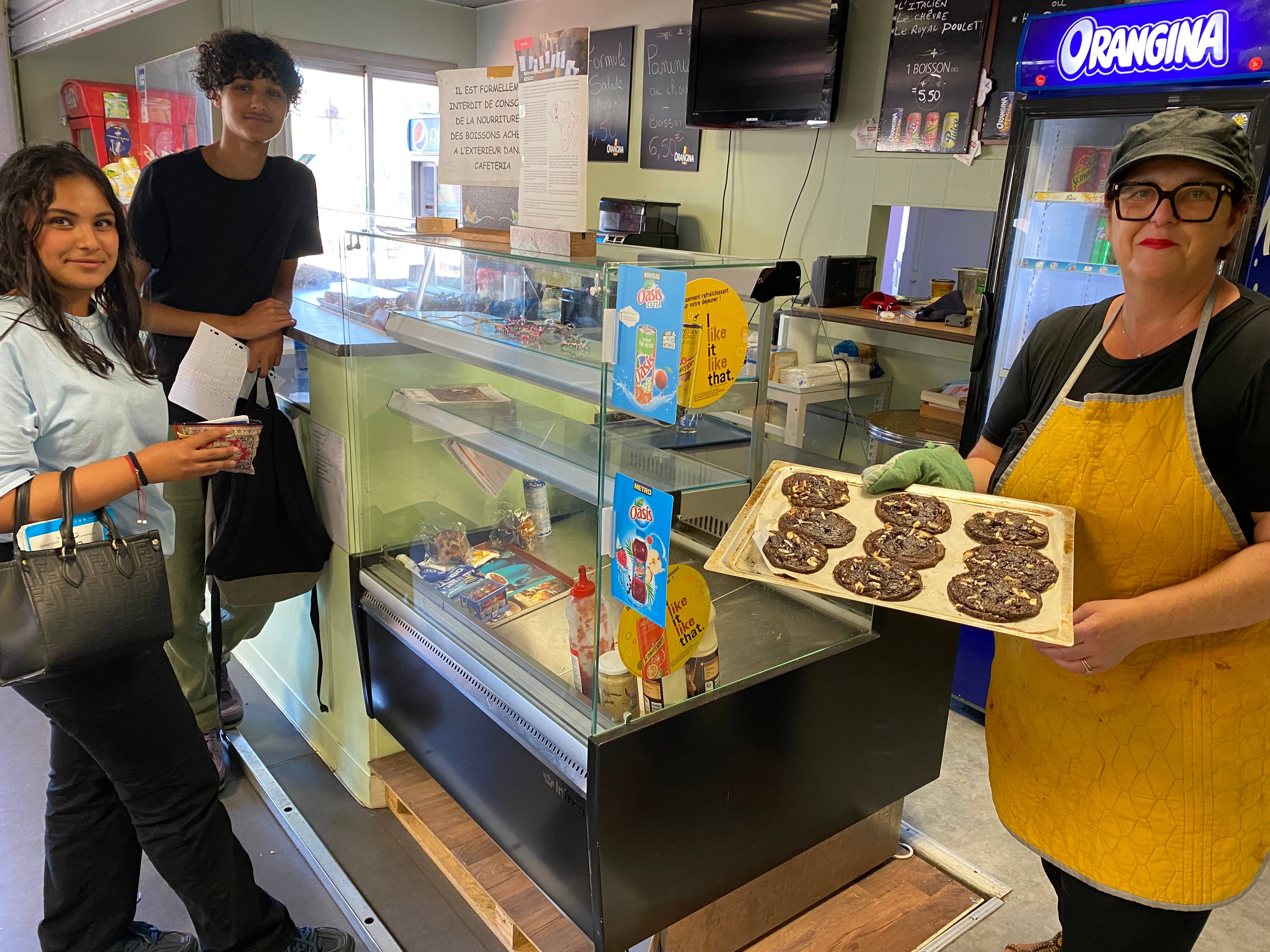 Depuis 21 ans, Véro et Hervé font touner la Cafet' du lycée Carnot de Cannes et chouchoutent les élèves