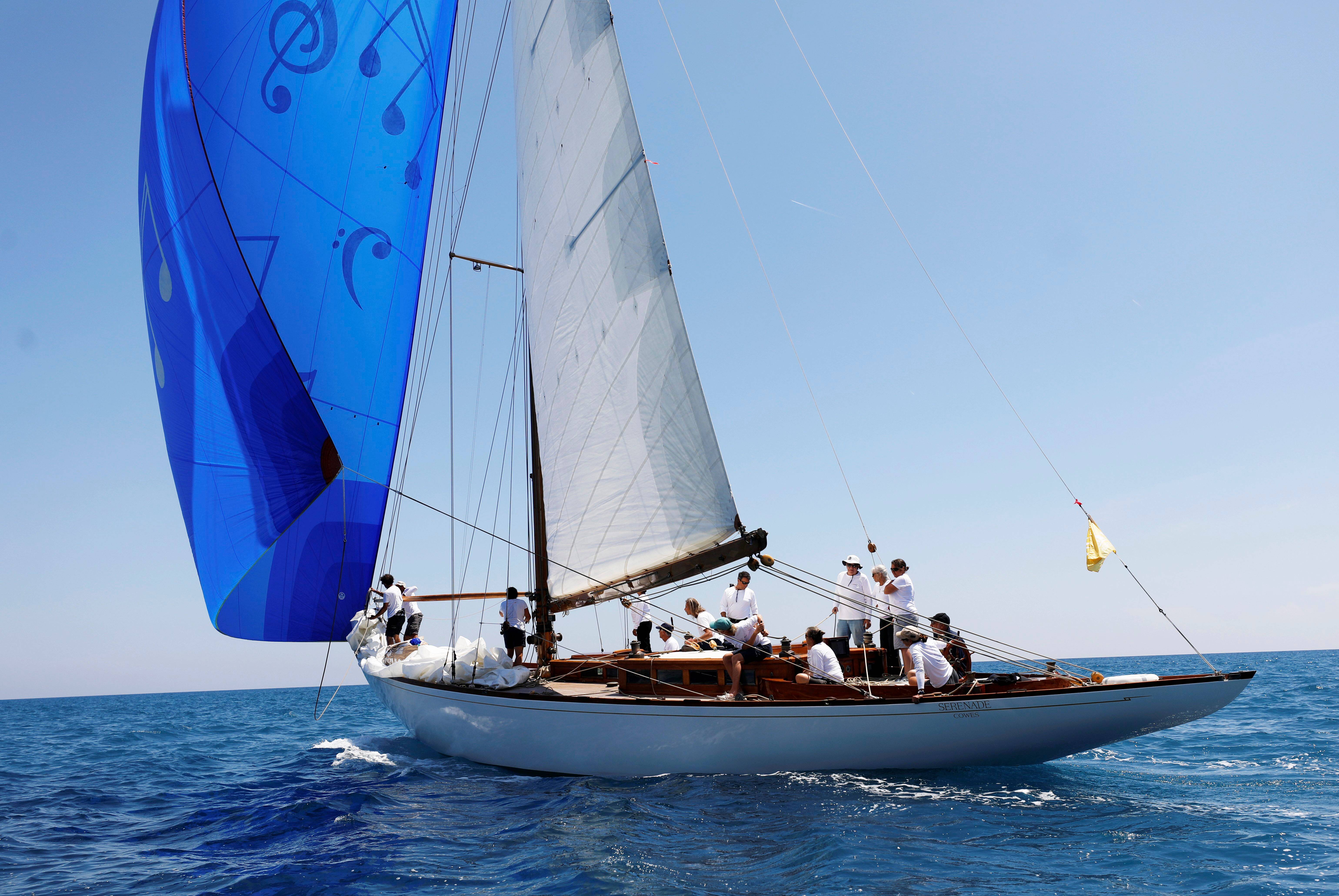 Le guitariste des Who, Pete Townshend, a participé ce vendredi matin à une régate des Voiles d'Antibes à la barre de son Serenade
