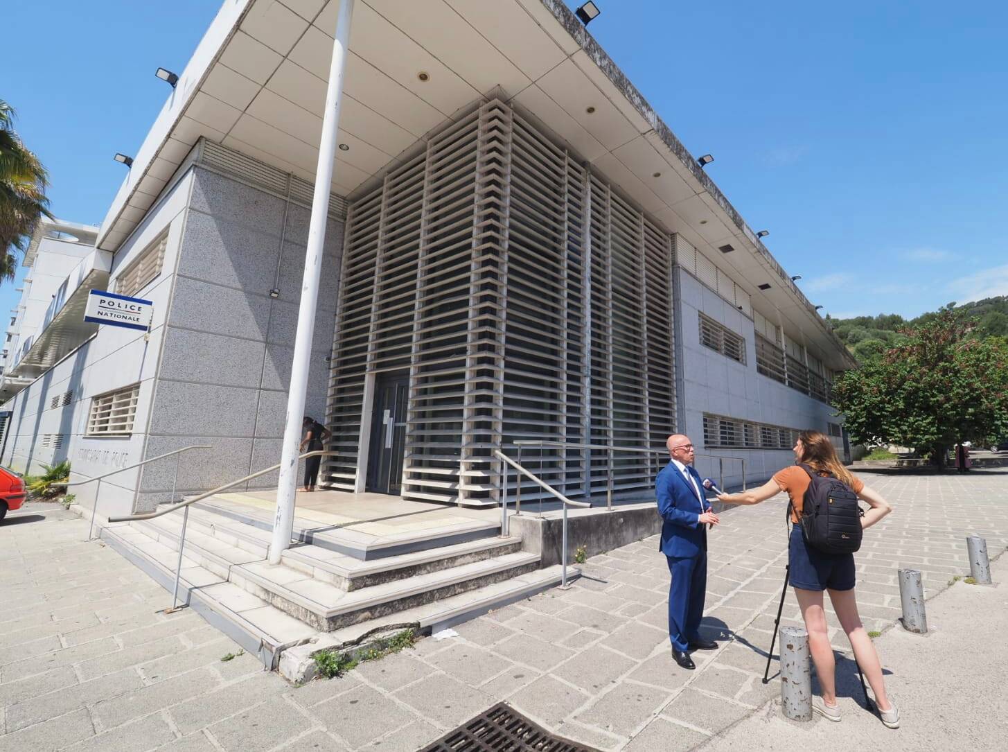 "Je ne veux pas qu'on prenne le chemin de Marseille": à Nice, Eric Ciotti apporte son soutien aux policiers pris pour cibles à l'Ariane