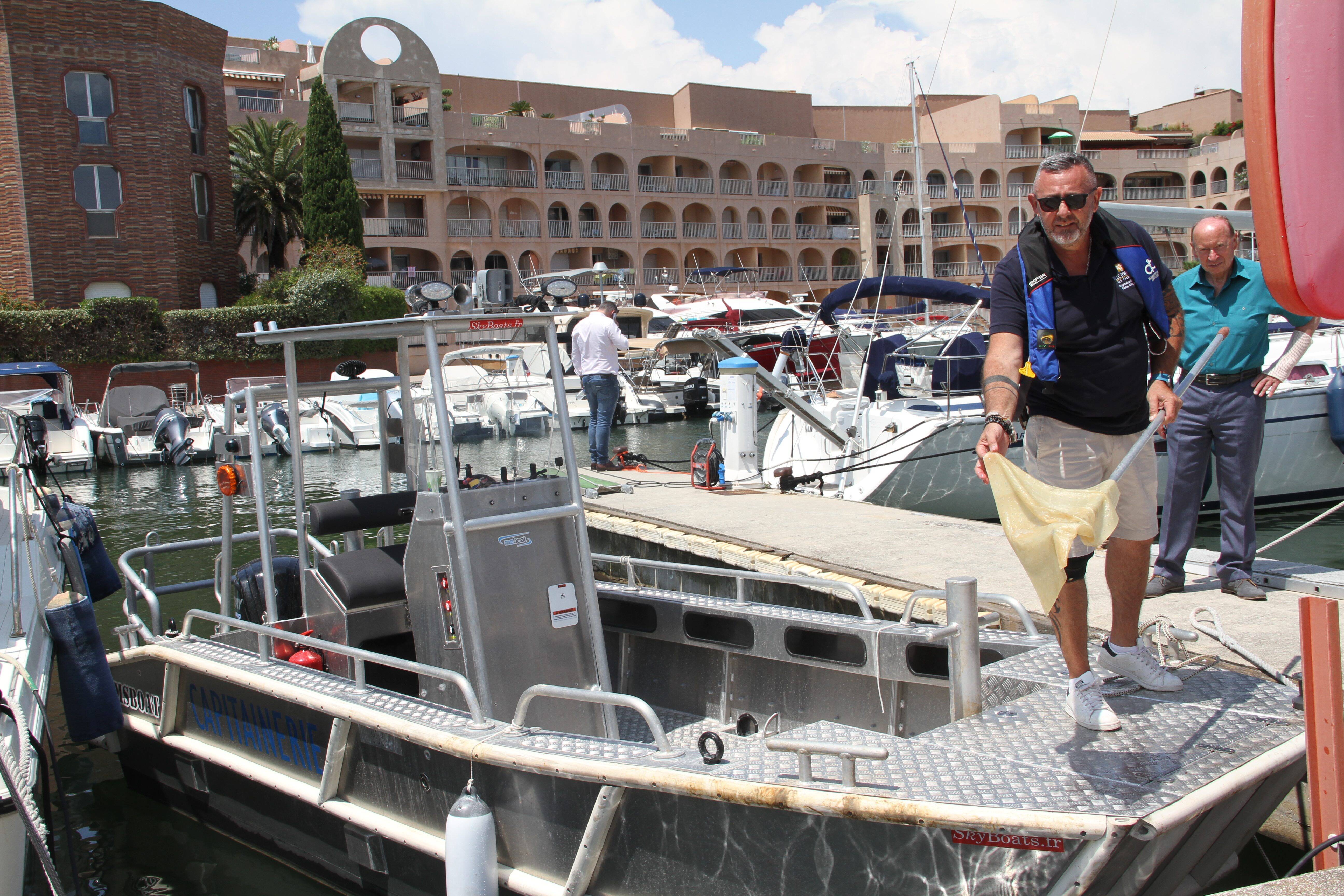 un-bateau-moteur-l-origine-d-une-nouvelle-mini-pollution-marine-au