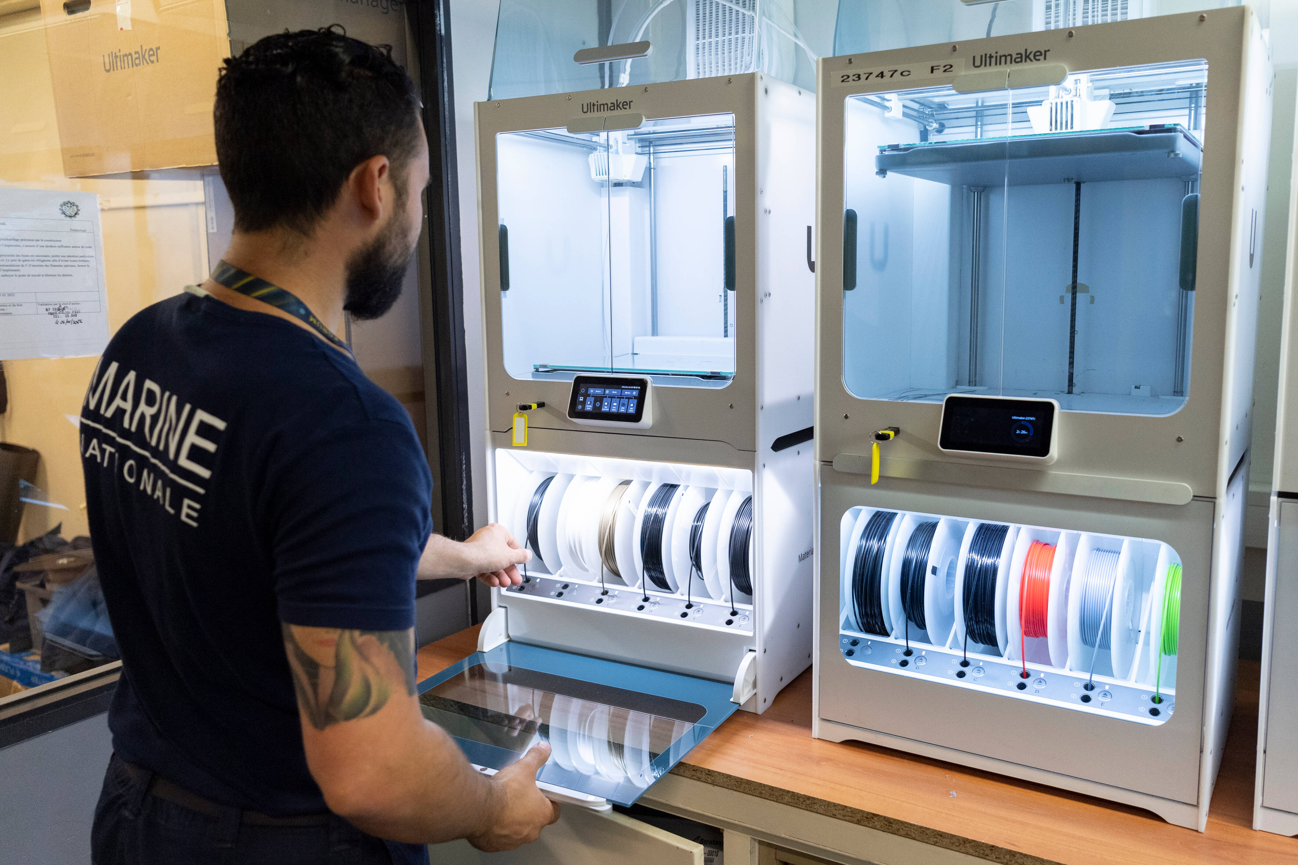 Comment la Marine nationale se sert de l'impression 3D à Toulon pour remplacer des pièces défectueuses en pleine mer