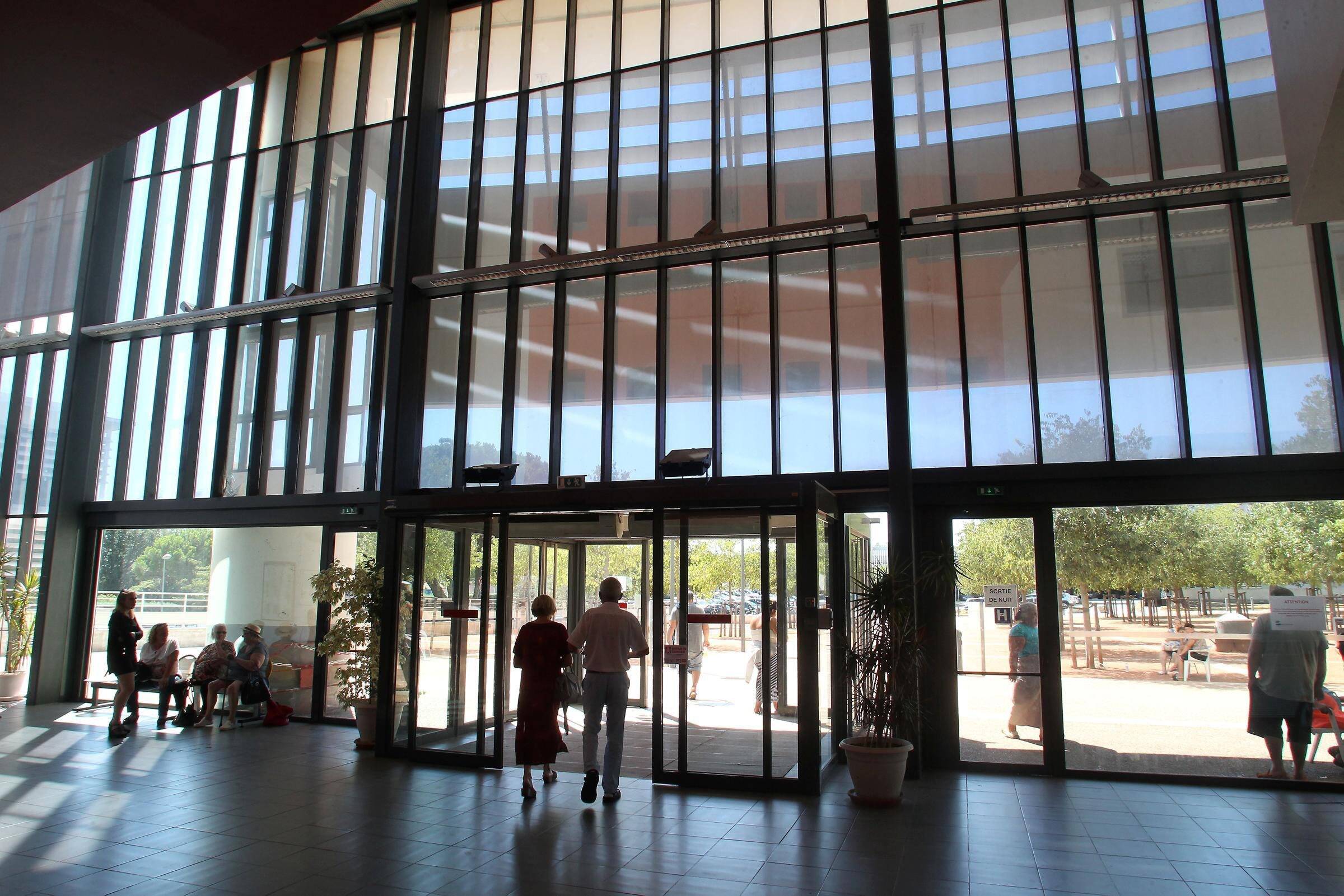Il est jugé pour avoir tiré sur son frère et son neveu dans le hall de l'hôpital de Fréjus