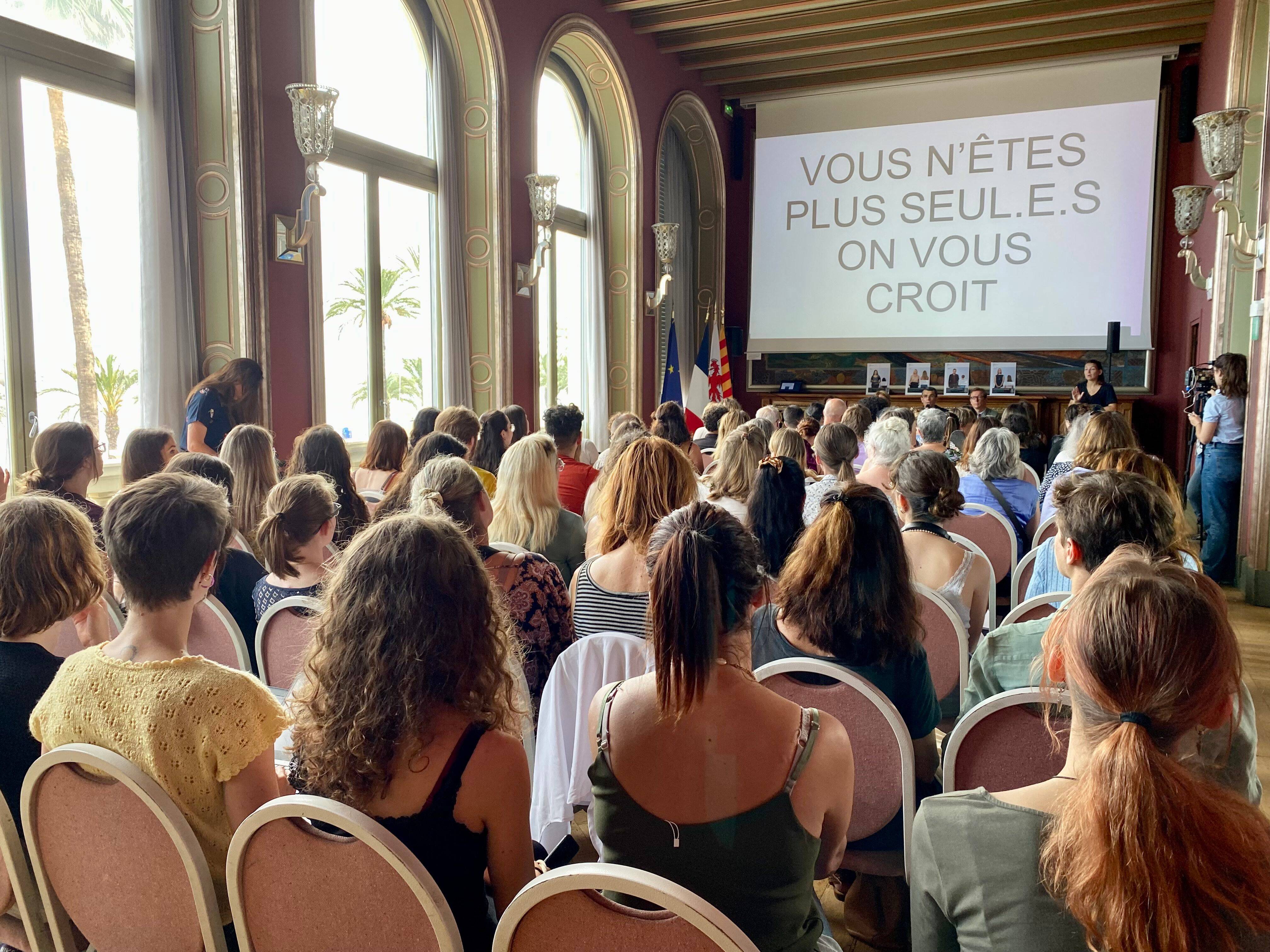 "Il faut parler, ne pas avoir honte": les victimes d'inceste se confient à Nice dans une séance de catharsis collective