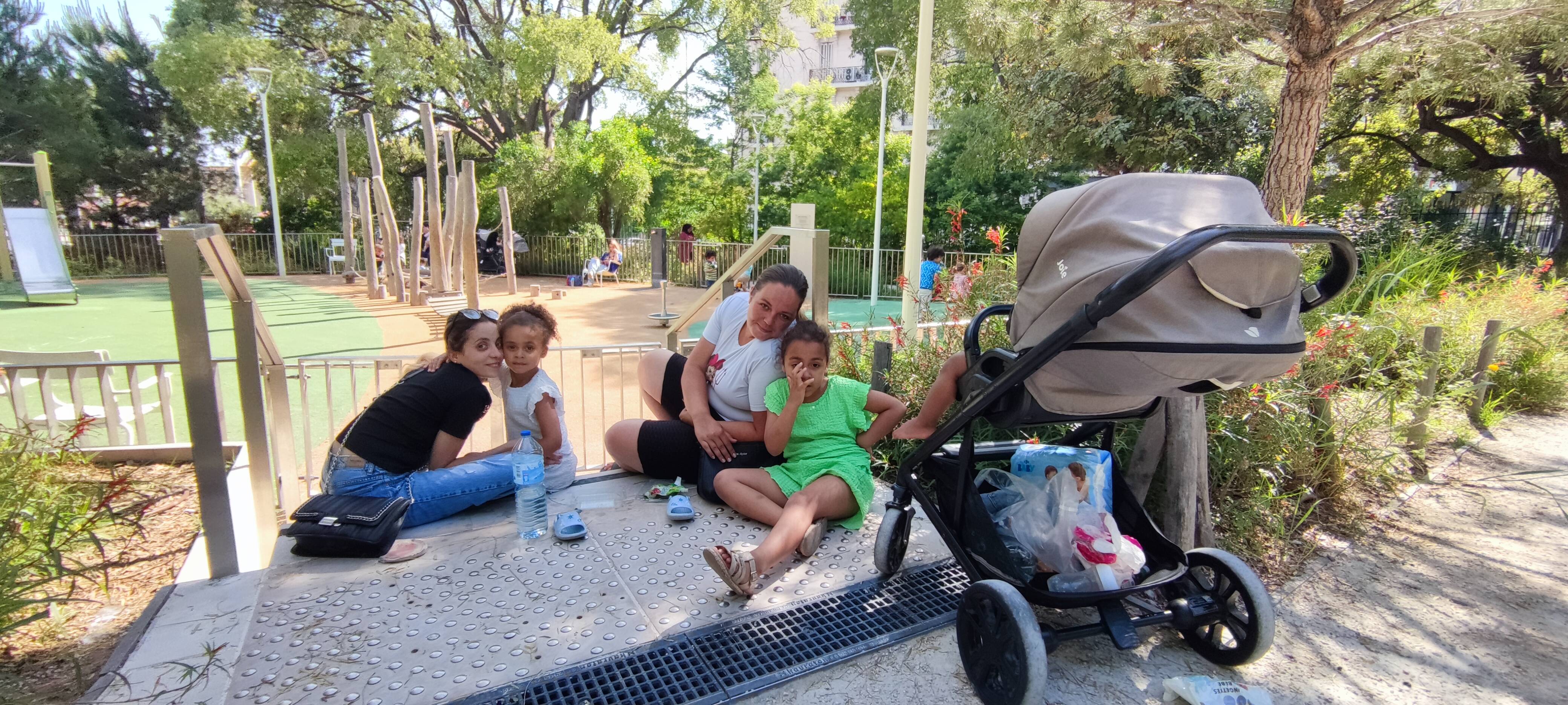 "Avec les vigiles et les caméras, on se sent à l'abri": dans un parc toulonnais, les réactions de jeunes mamans à l'attaque d'Annecy