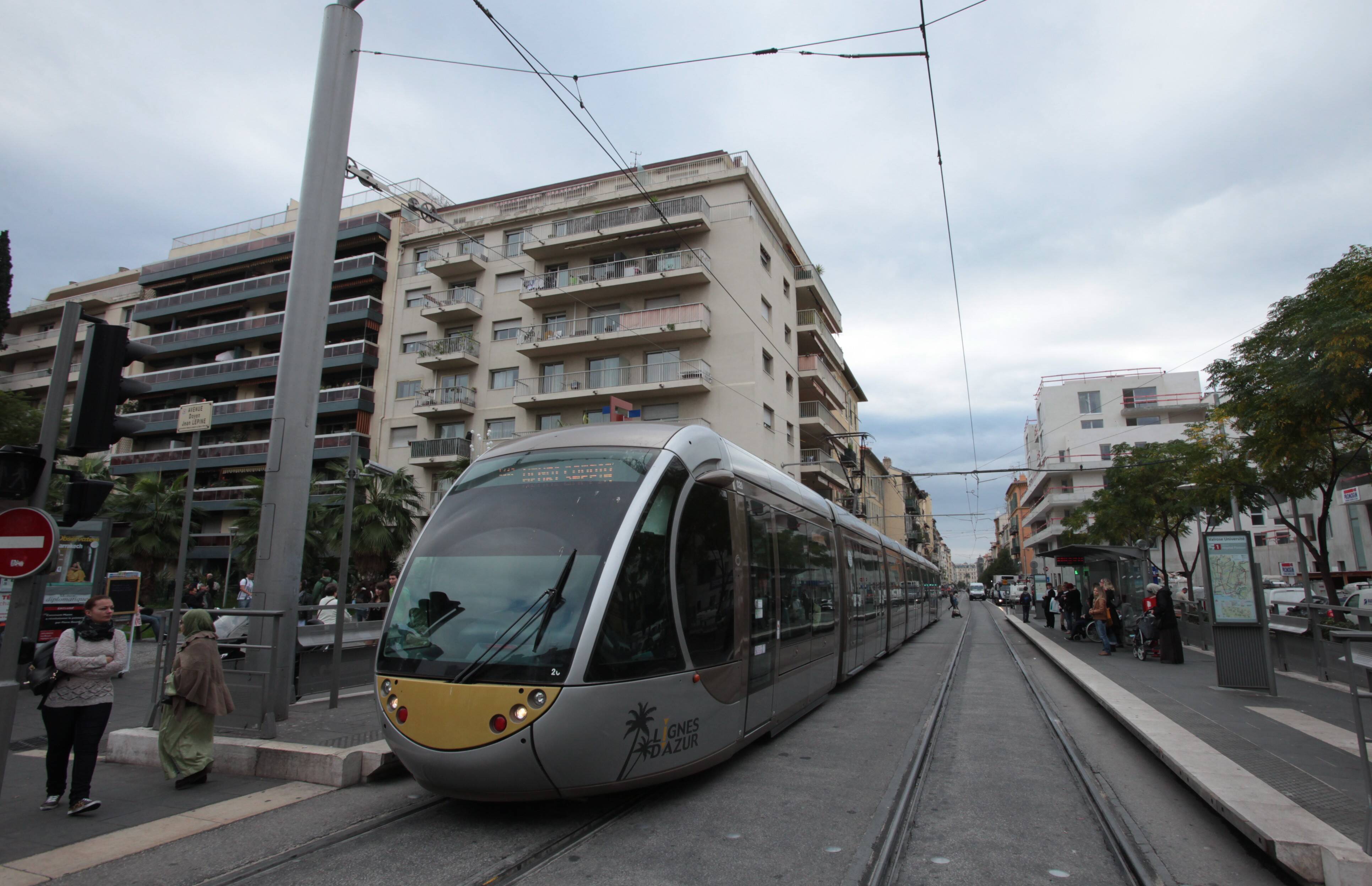 "J'envoie ma fille étudier, elle revient avec un bleu, humiliée": une mère dénonce des faits de harcèlement à Nice