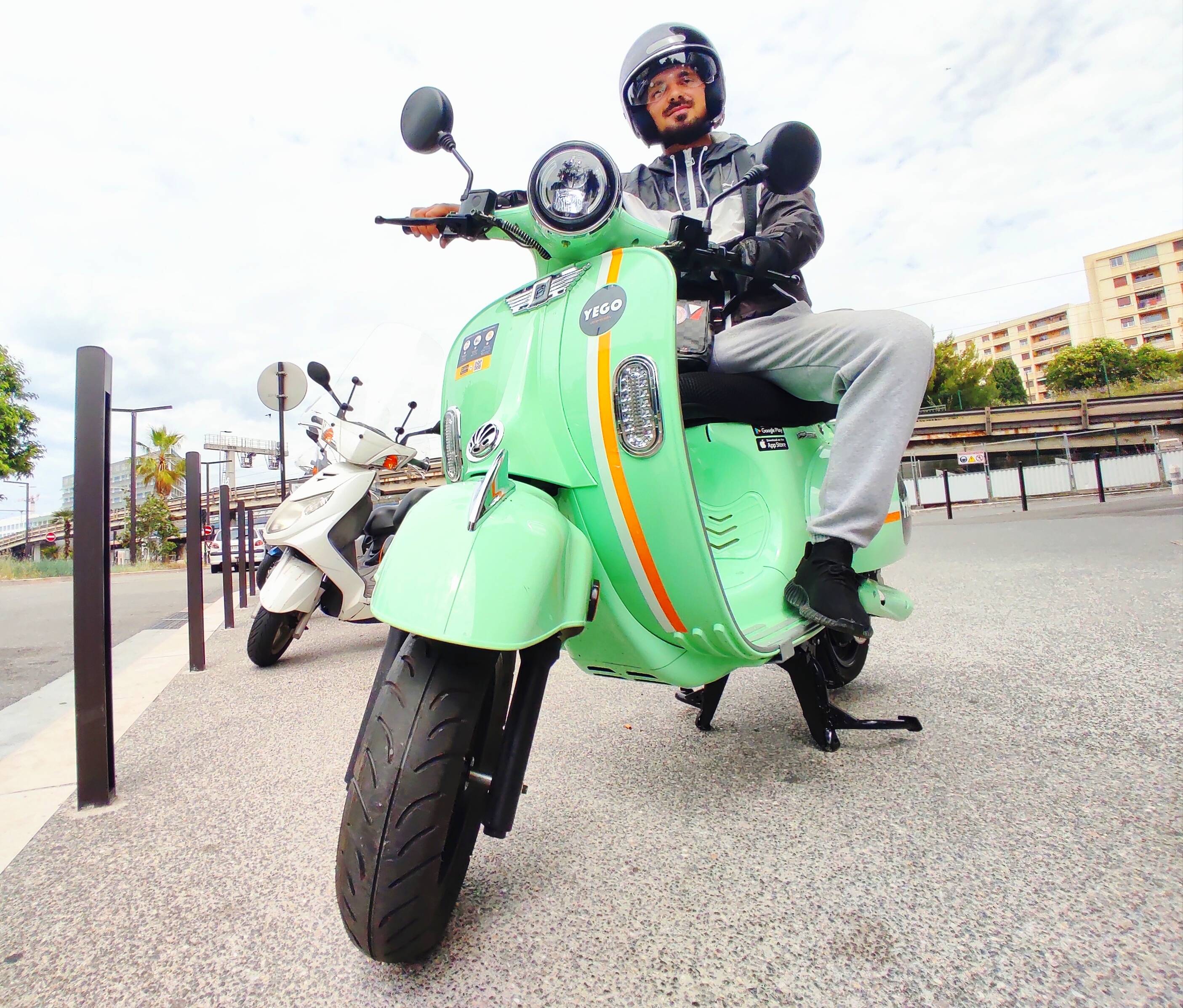 Inscription, trajet, stationnement... On a testé les nouveaux scooters électriques en libre-service de Nice