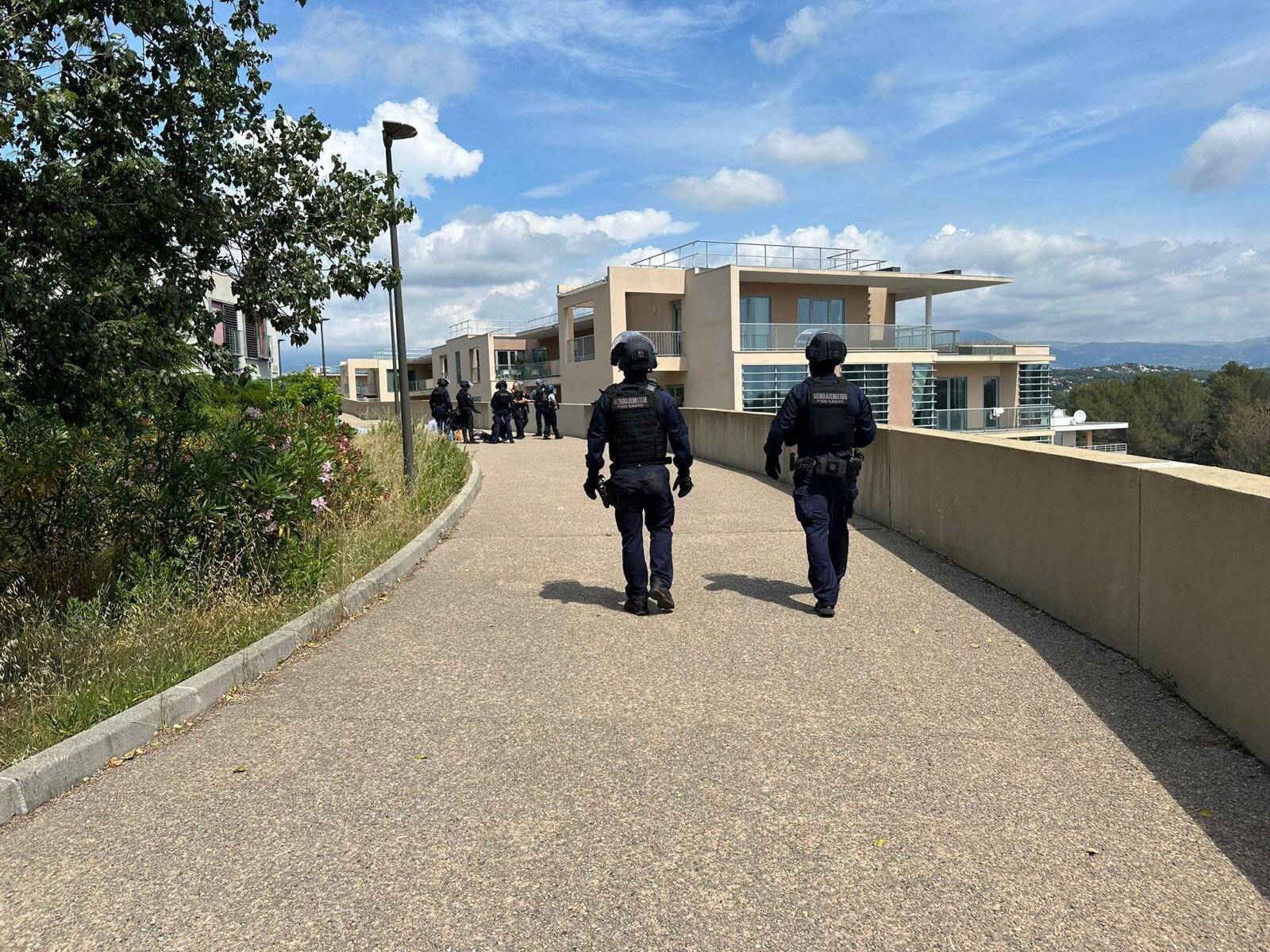 On sait pourquoi deux étudiants ont exhibé des armes "airsoft"... et provoqué la panique dans cette commune des Alpes-Maritimes