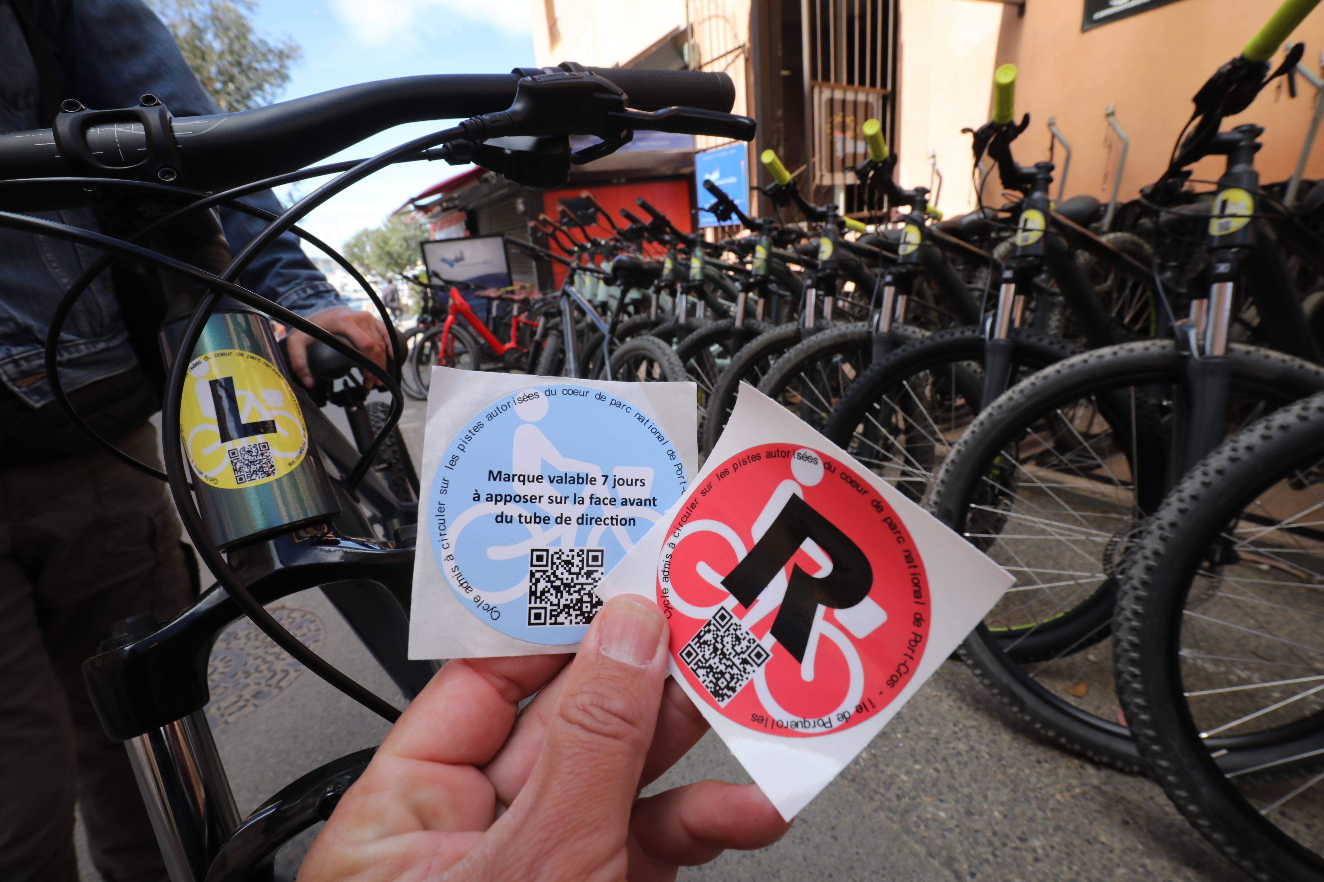 Tout ce qu'il faut savoir sur le système de vignettes obligatoires pour les vélos cet été à Porquerolles