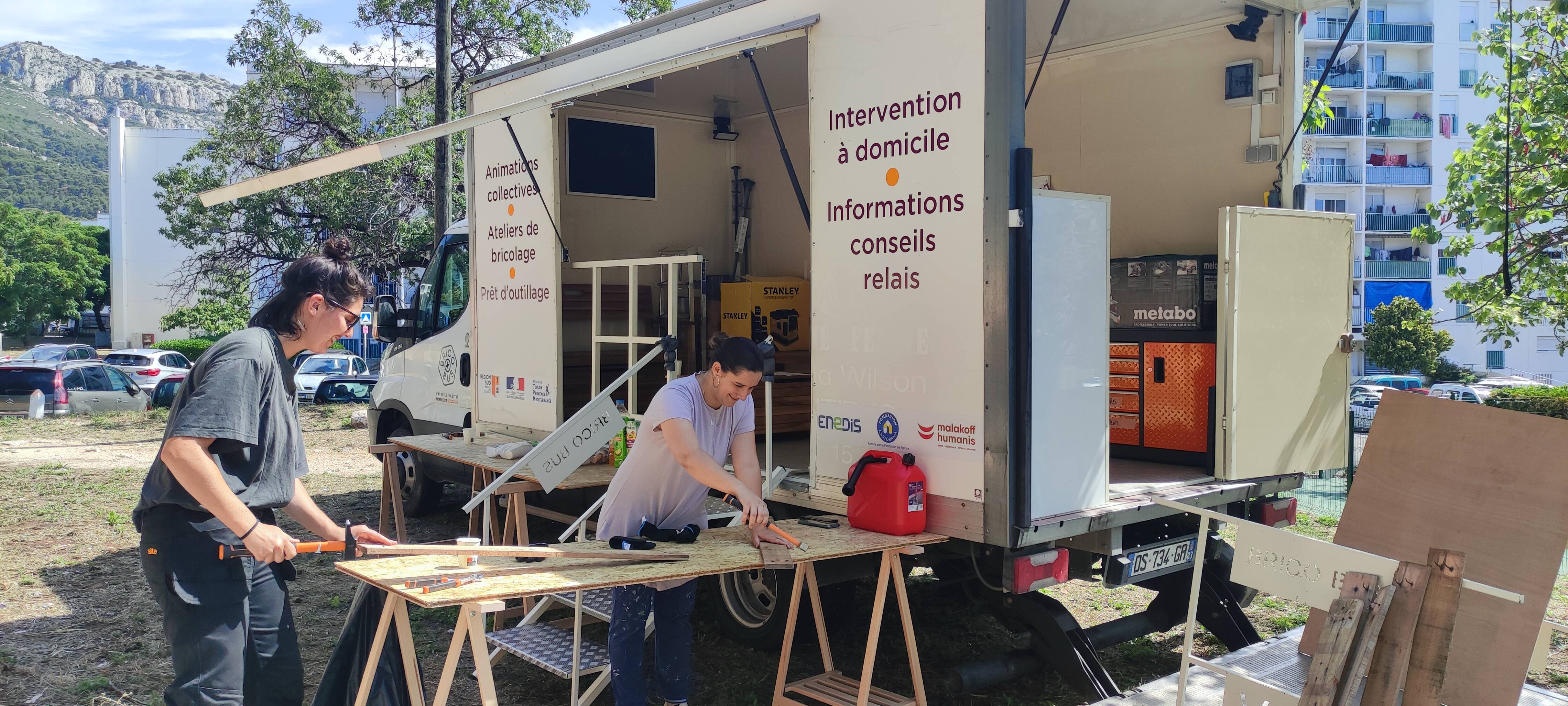 "Aider bénévolement les habitants": le bus multi-services Bricobus sillonne les quartiers de Toulon-ouest et Hyères
