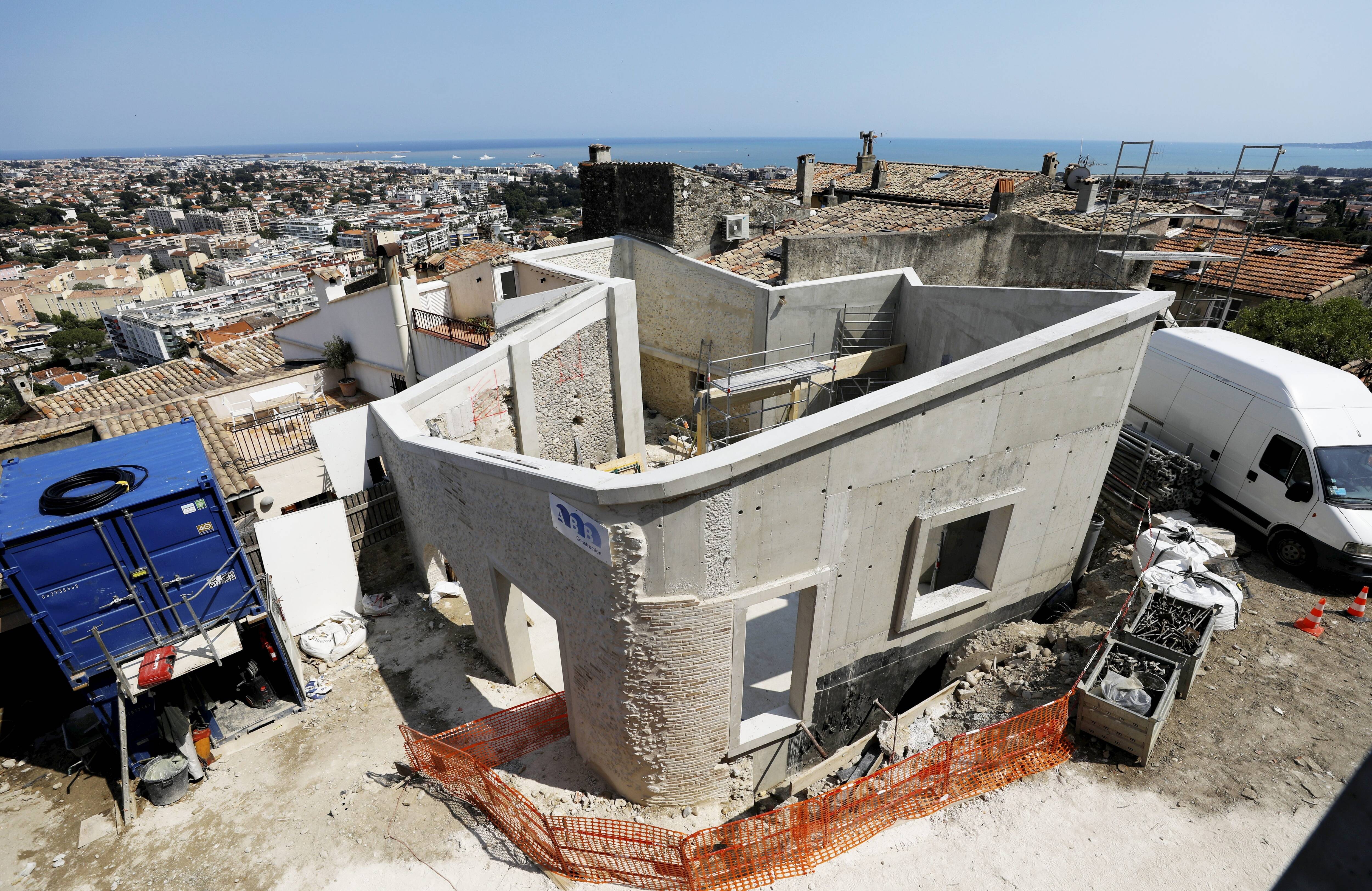 Un mur de l'ancien moulin du Haut-de-Cagnes préservé en plein coeur de l'école du Vieux-Bourg