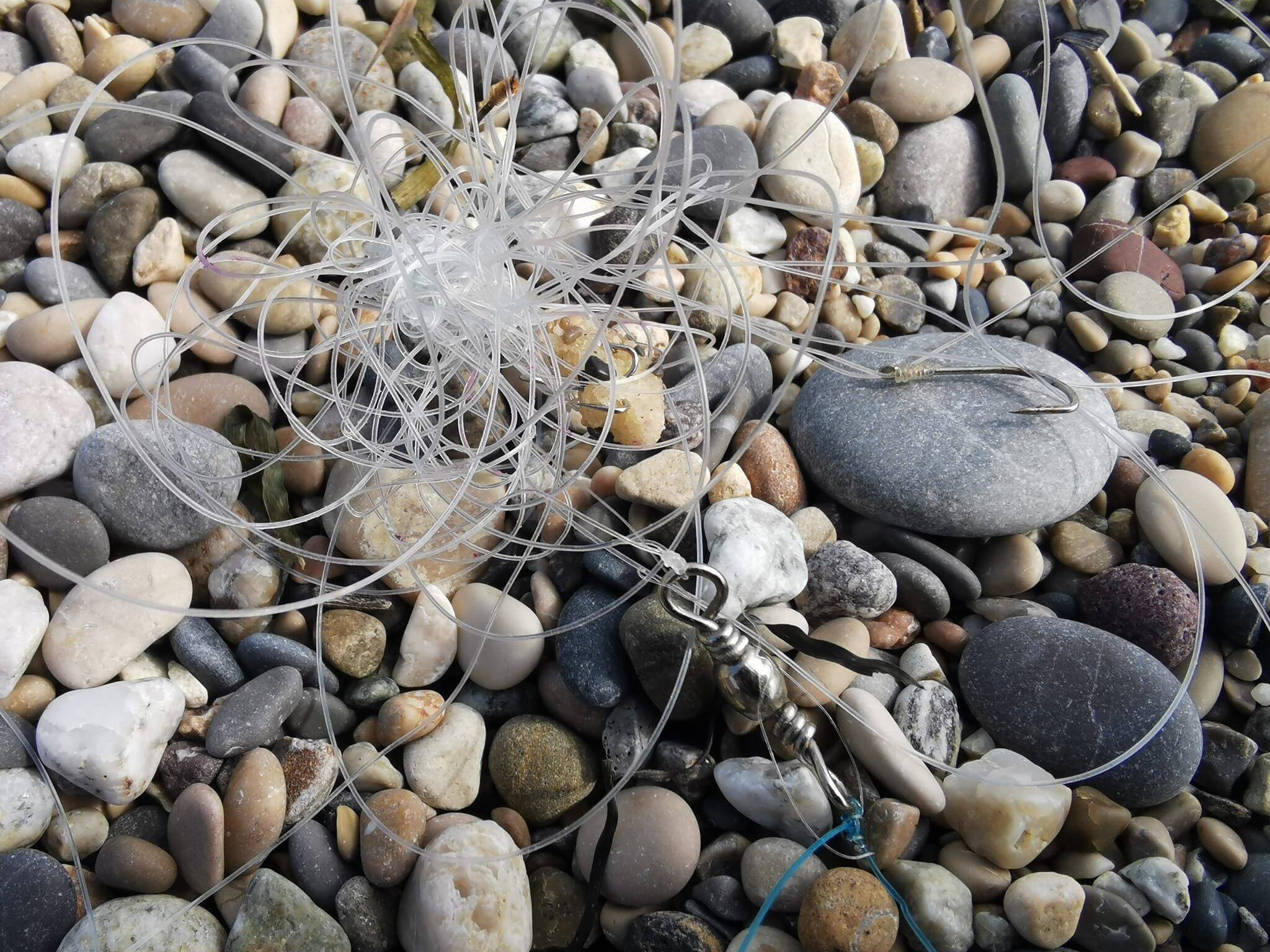 Des pêcheurs laissent traîner hameçons et fils sur les plages, un élu hausse le ton dans cette commune de la Côte d'Azur