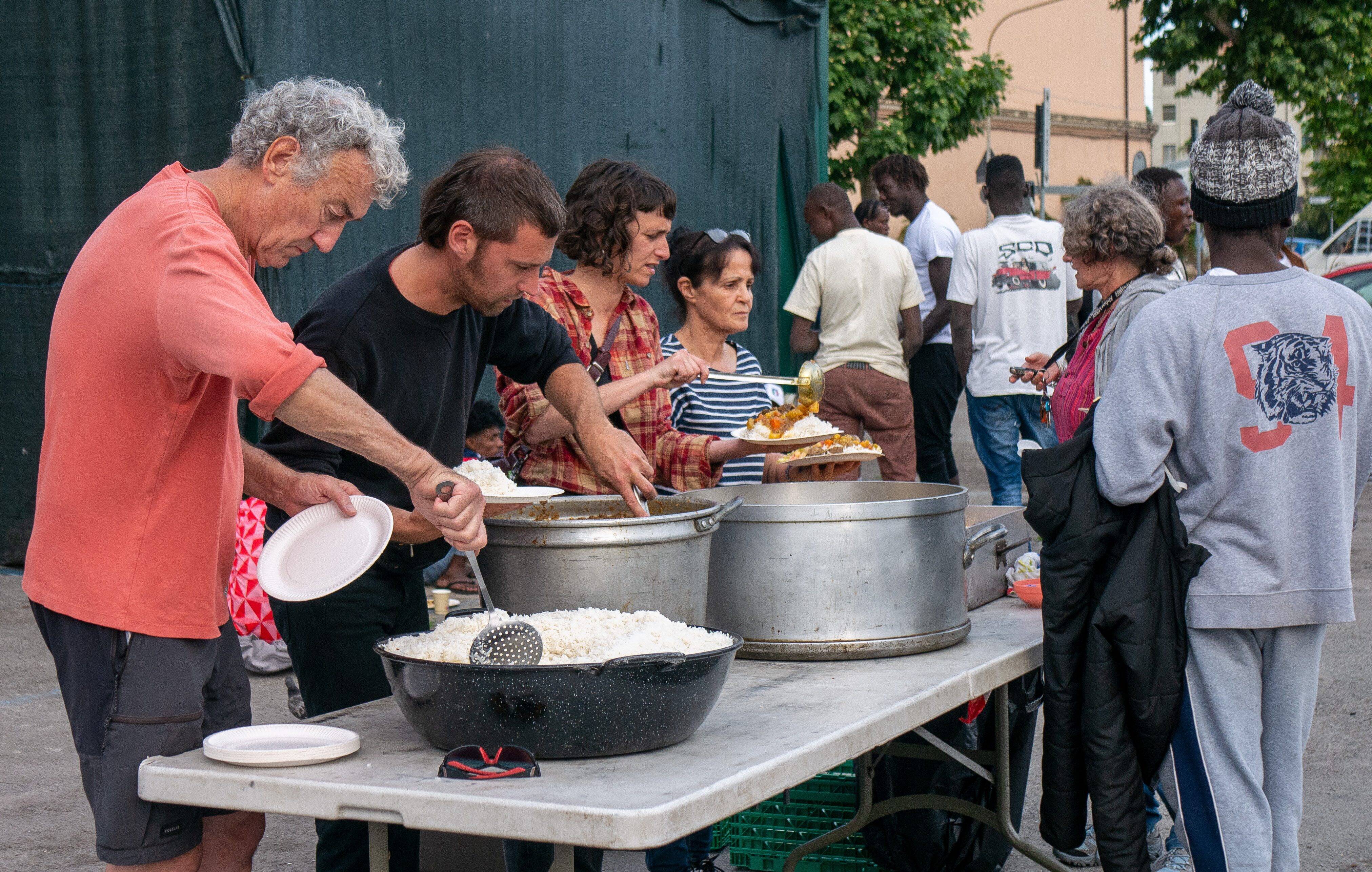"Je veux travailler": à Vintimille avec des bénévoles varois qui assurent des distributions de repas aux exilés bloqués à la frontière