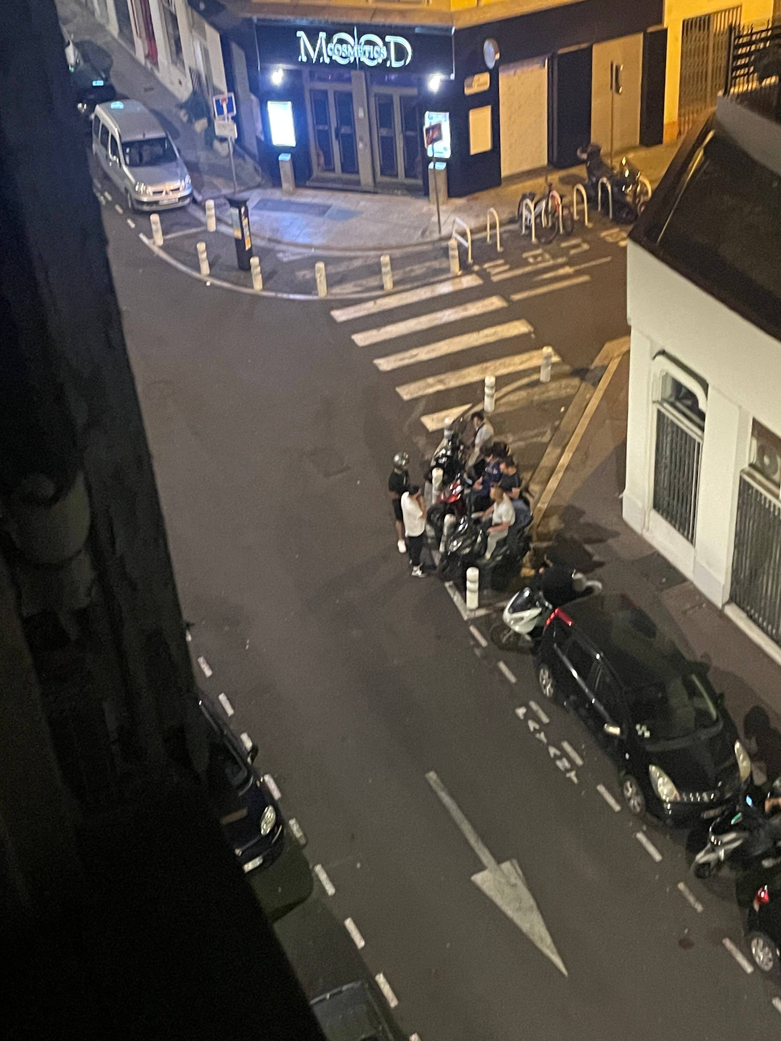 Livreurs, shit, bagarres... Une rue du centre de Nice envahie par les livreurs Uber Eats, grosse tension dans le quartier