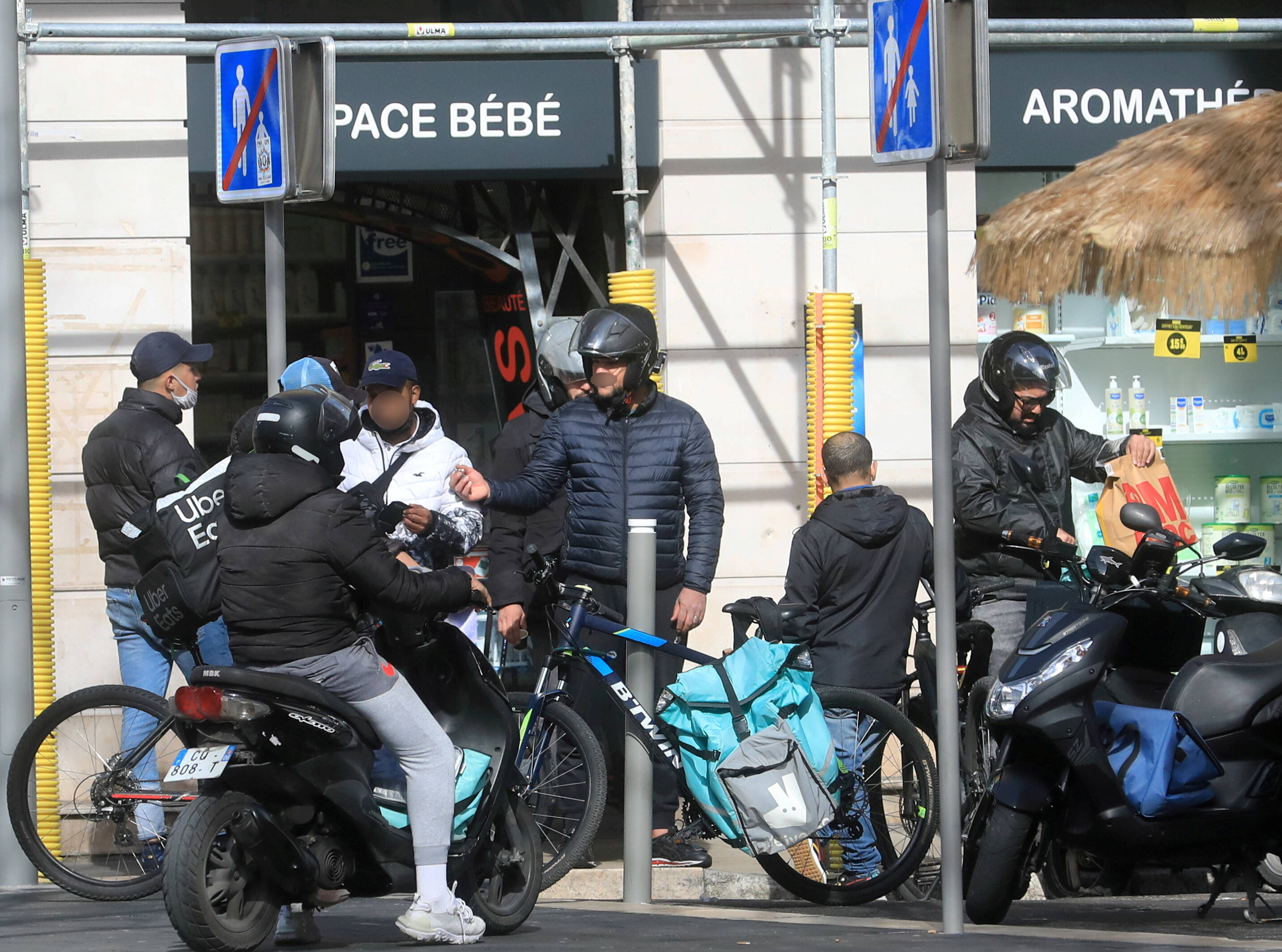 Tensions dans le centre de Nice avec des livreurs Uber Eats: la mairie monte au créneau, la compagnie répond