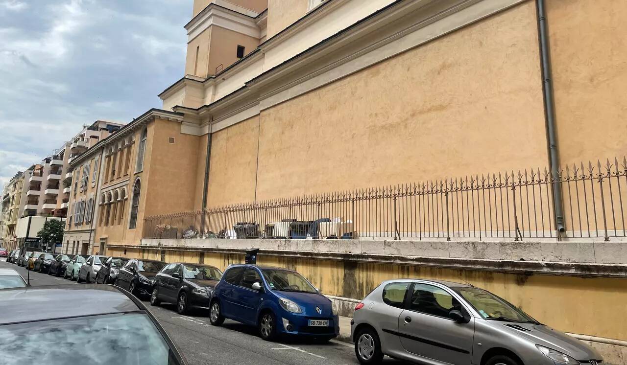 "Si on nous expulse, on a nulle part où aller": les demandeurs d'asile qui ont trouvé refuge dans cette église de Nice craignent la perte d'un lieu sûr
