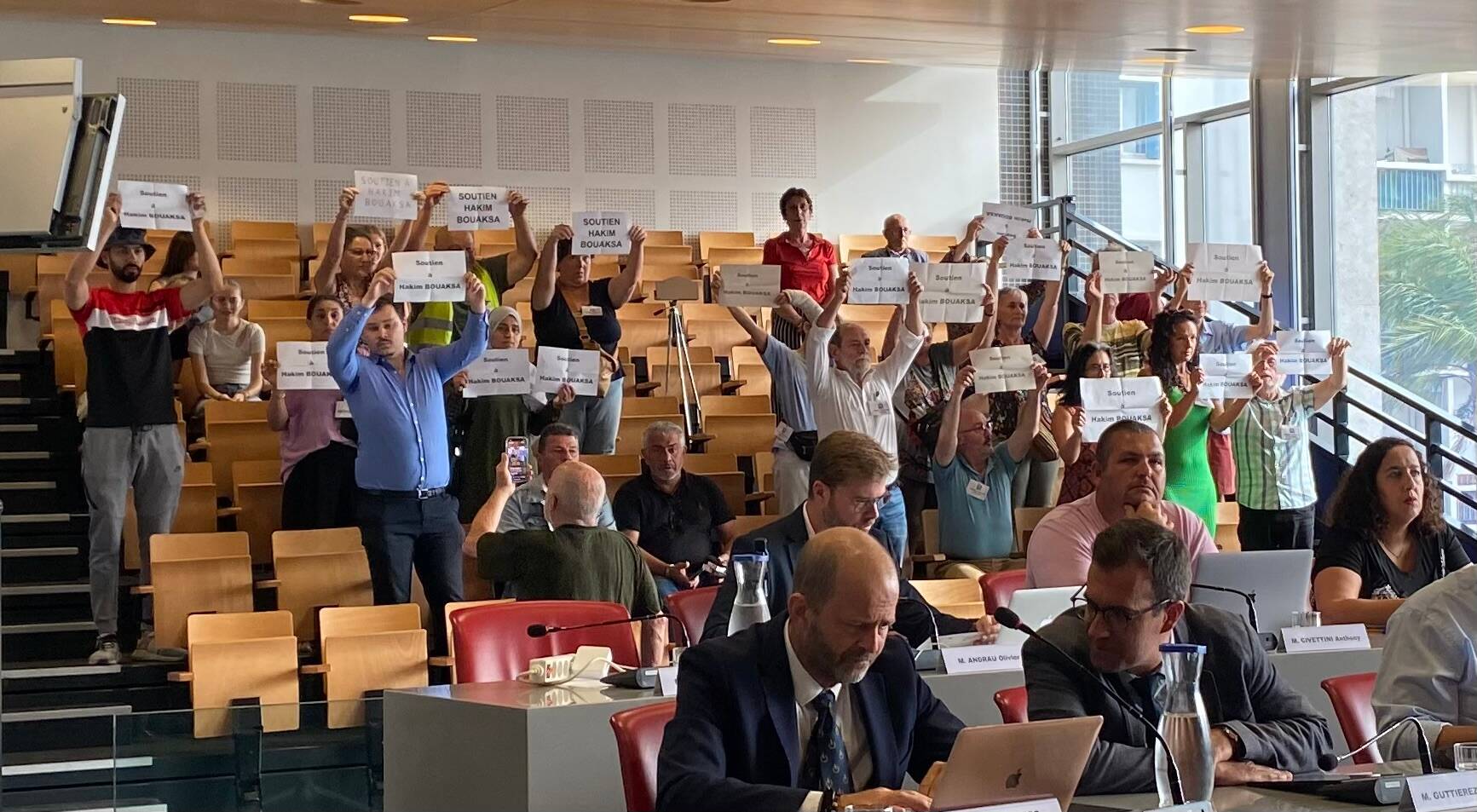 Au conseil municipal de La Seyne, des militants EELV affichent leur soutien à l'élu agressé