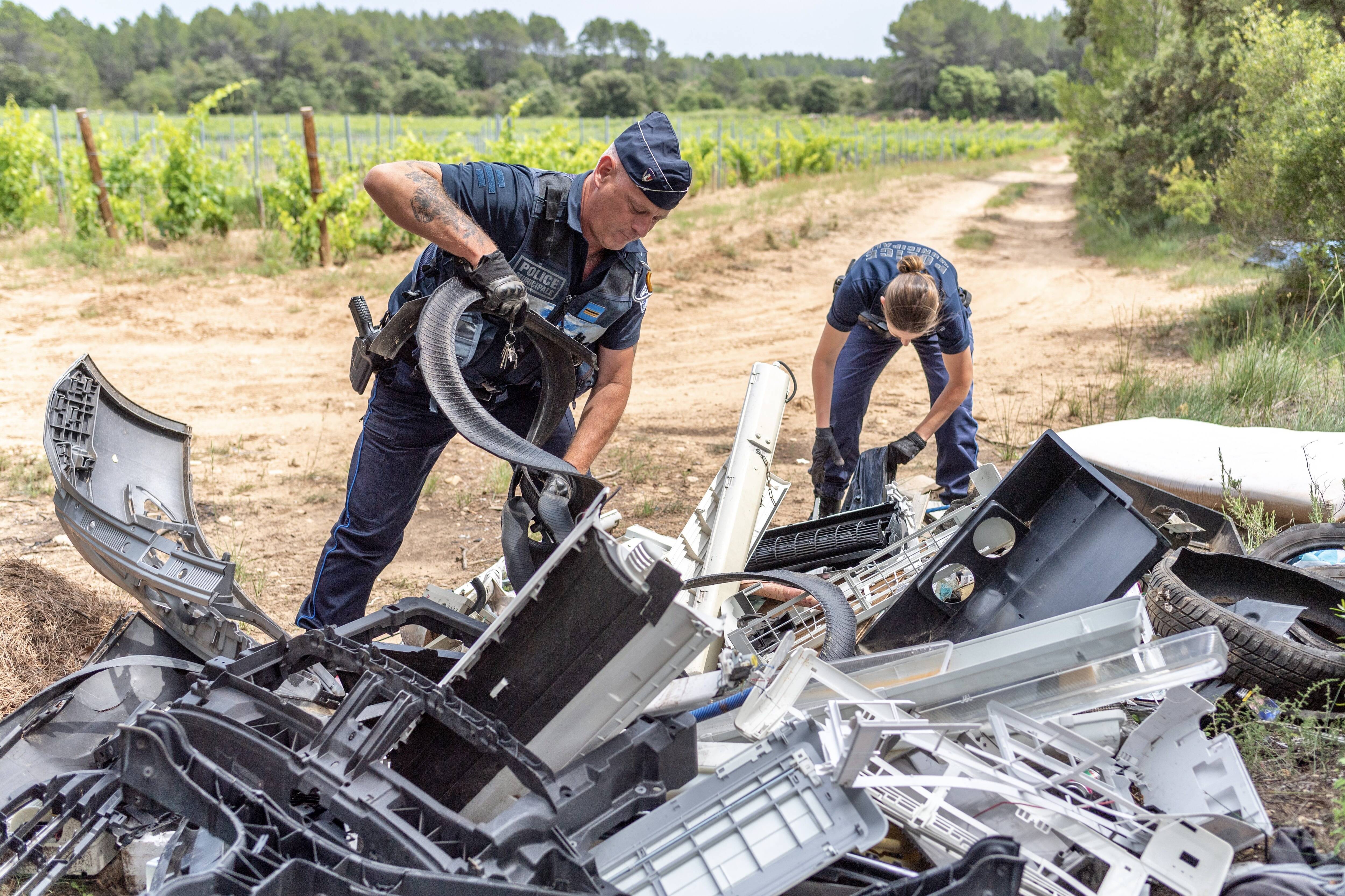 Ils jetaient leurs déchets dans la nature: des pollueurs retrouvés grâce à un dispositif singulier dans le Var