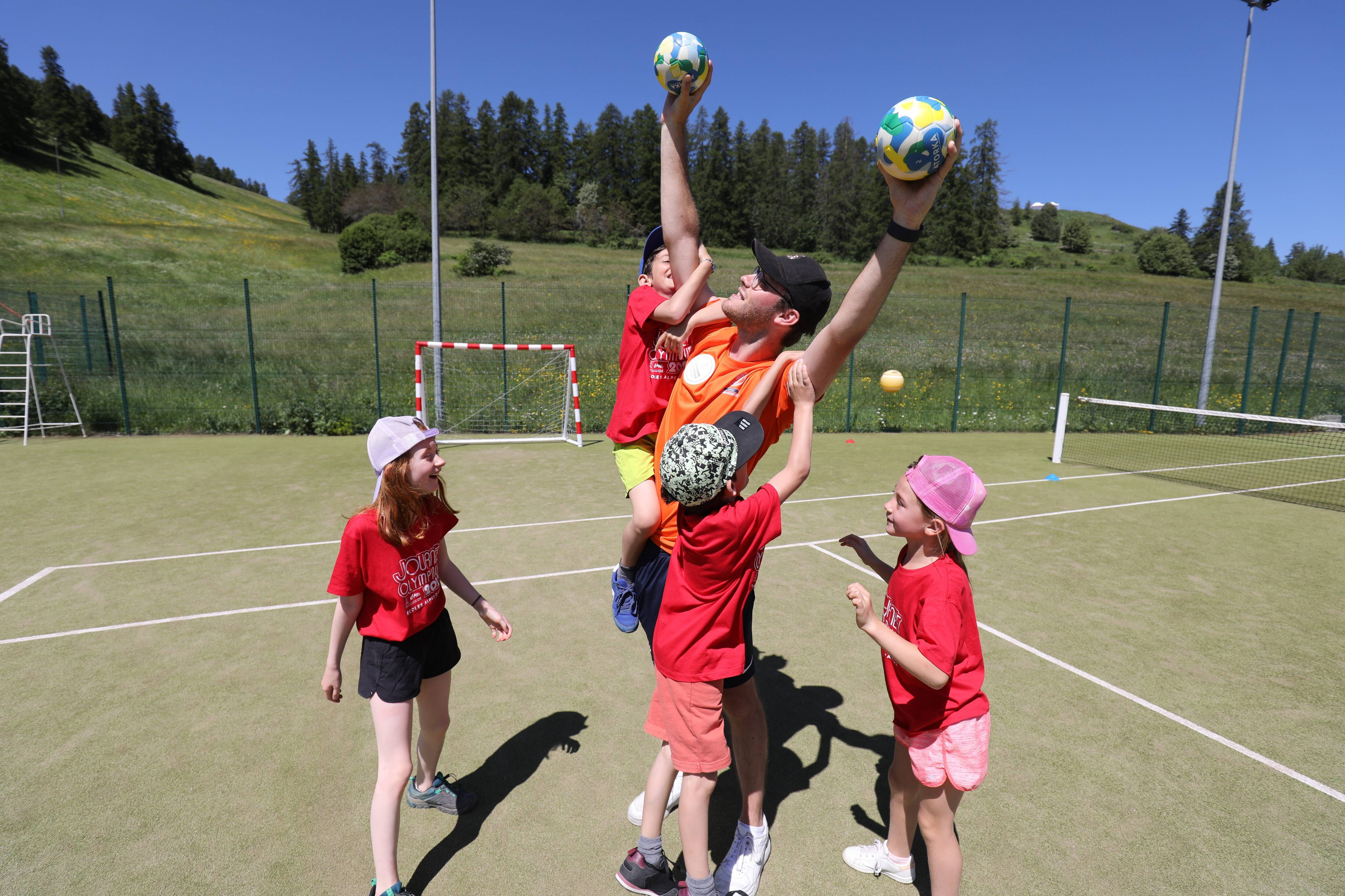 "J'ai aimé le tir à l'arc et ça m'a donné envie d'en faire": six cents enfants se sont pris aux "Jeux" lors de la Journée olympique à Valberg: