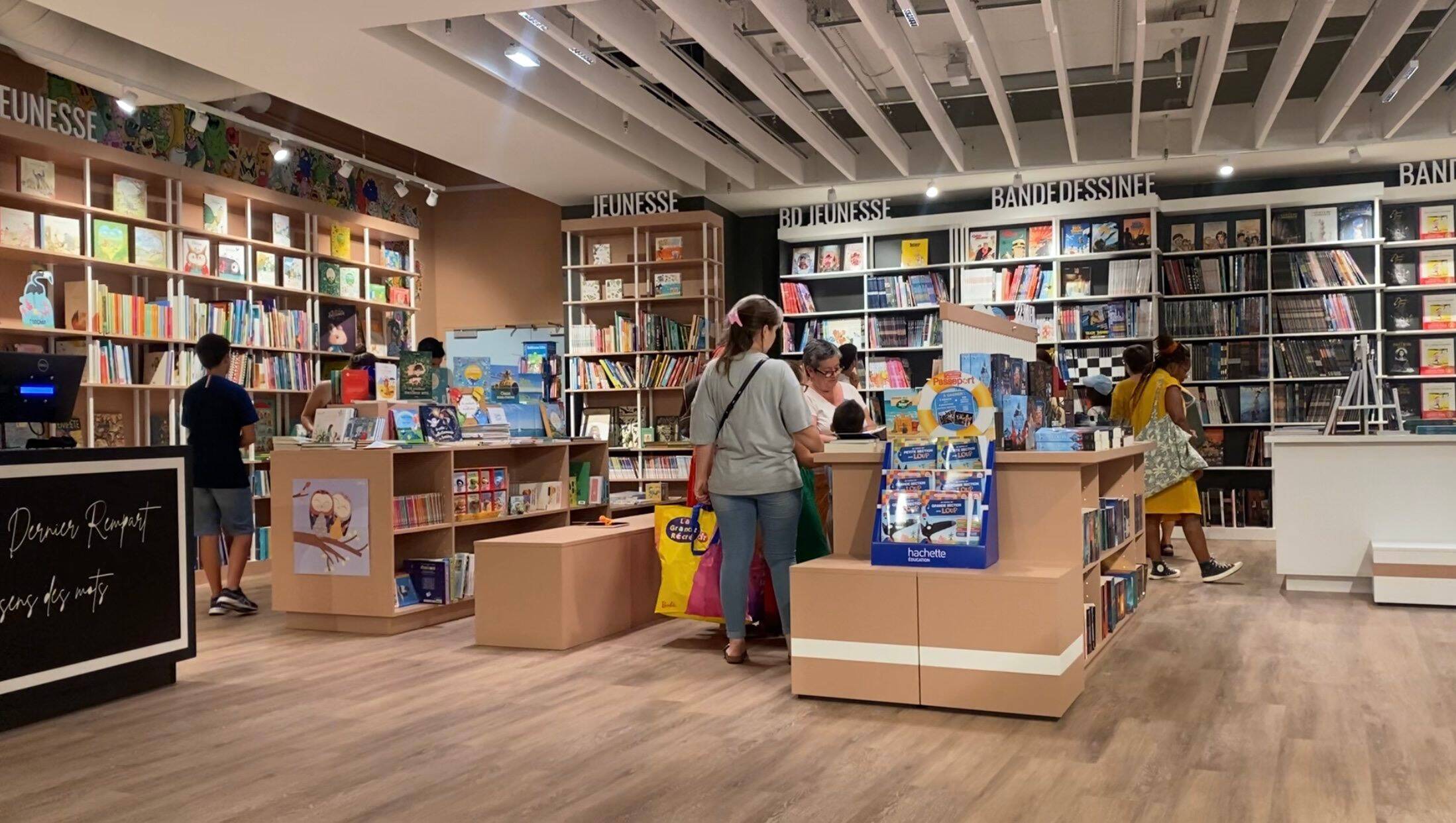 10 ans après la fermeture de l'emblématique Panorama du livre, une librairie a enfin ouvert ses portes à Cap 3000