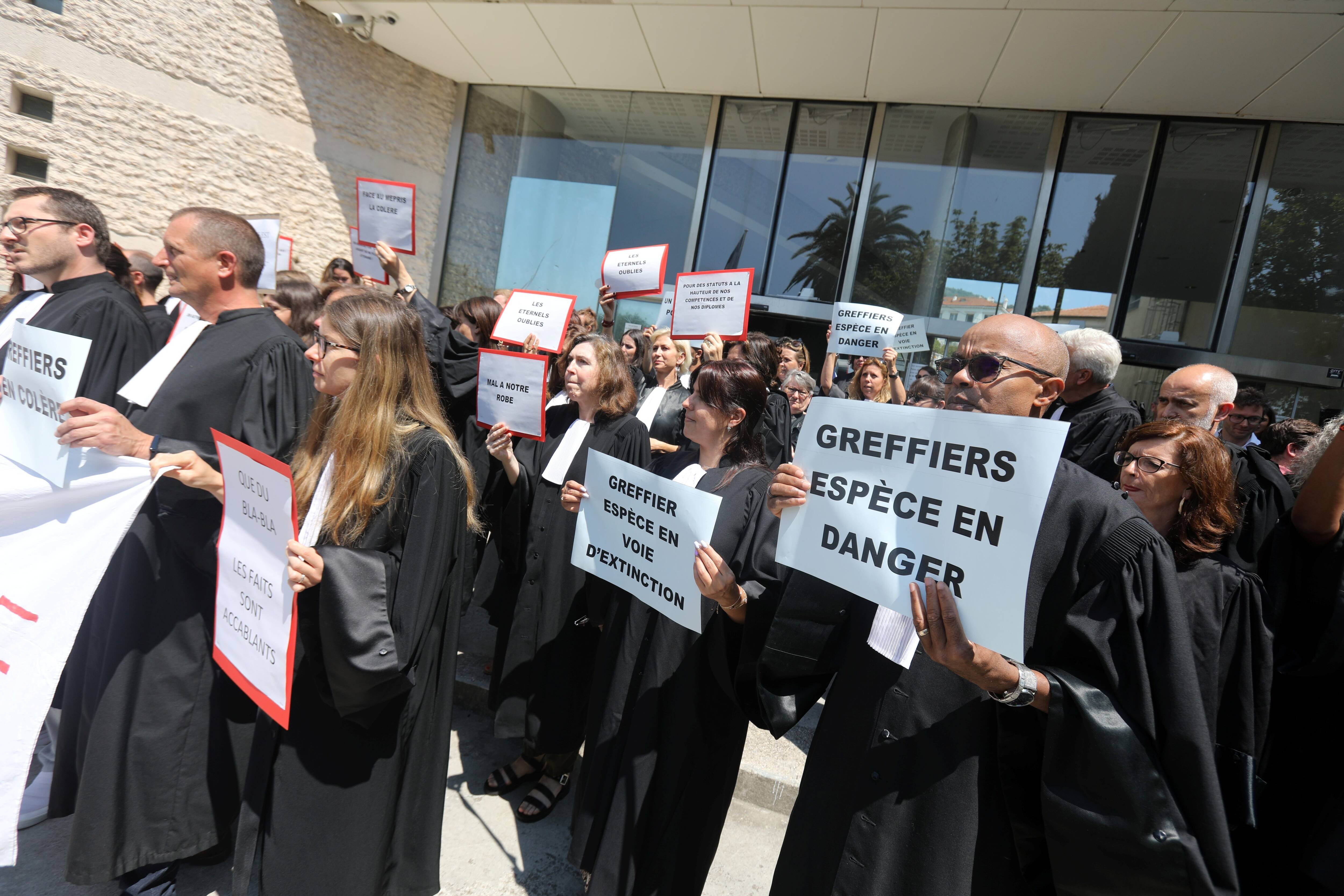 "Stop au mépris", les greffiers en colère devant le palais de justice de Grasse