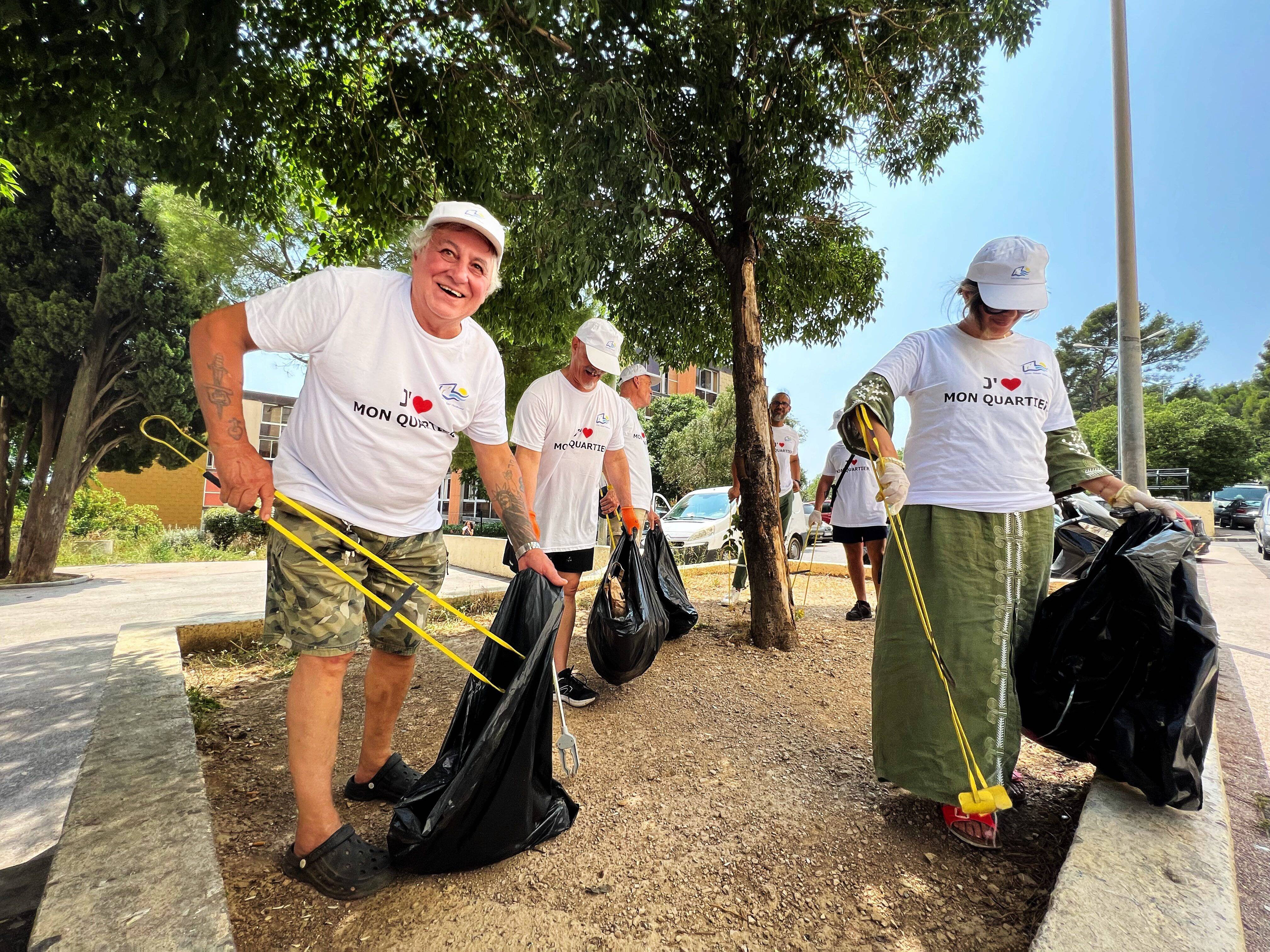 "L'affaire de tous": à Toulon, des équipes de bénévoles se relaient pour rendre leur quartier plus propre