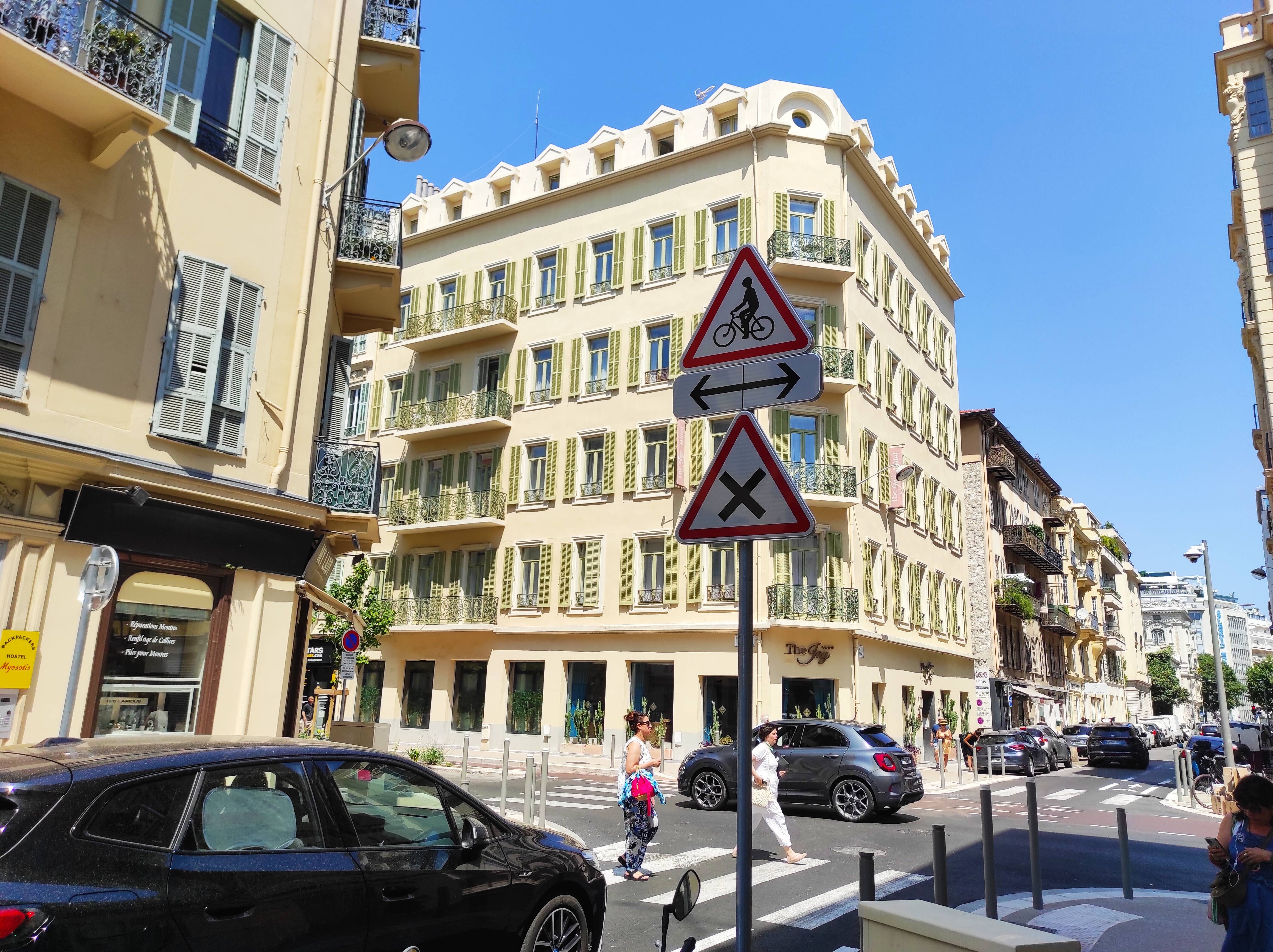 Les accidents se multiplient depuis la disparition du feu tricolore: ce carrefour du centre de Nice est-il vraiment dangereux?