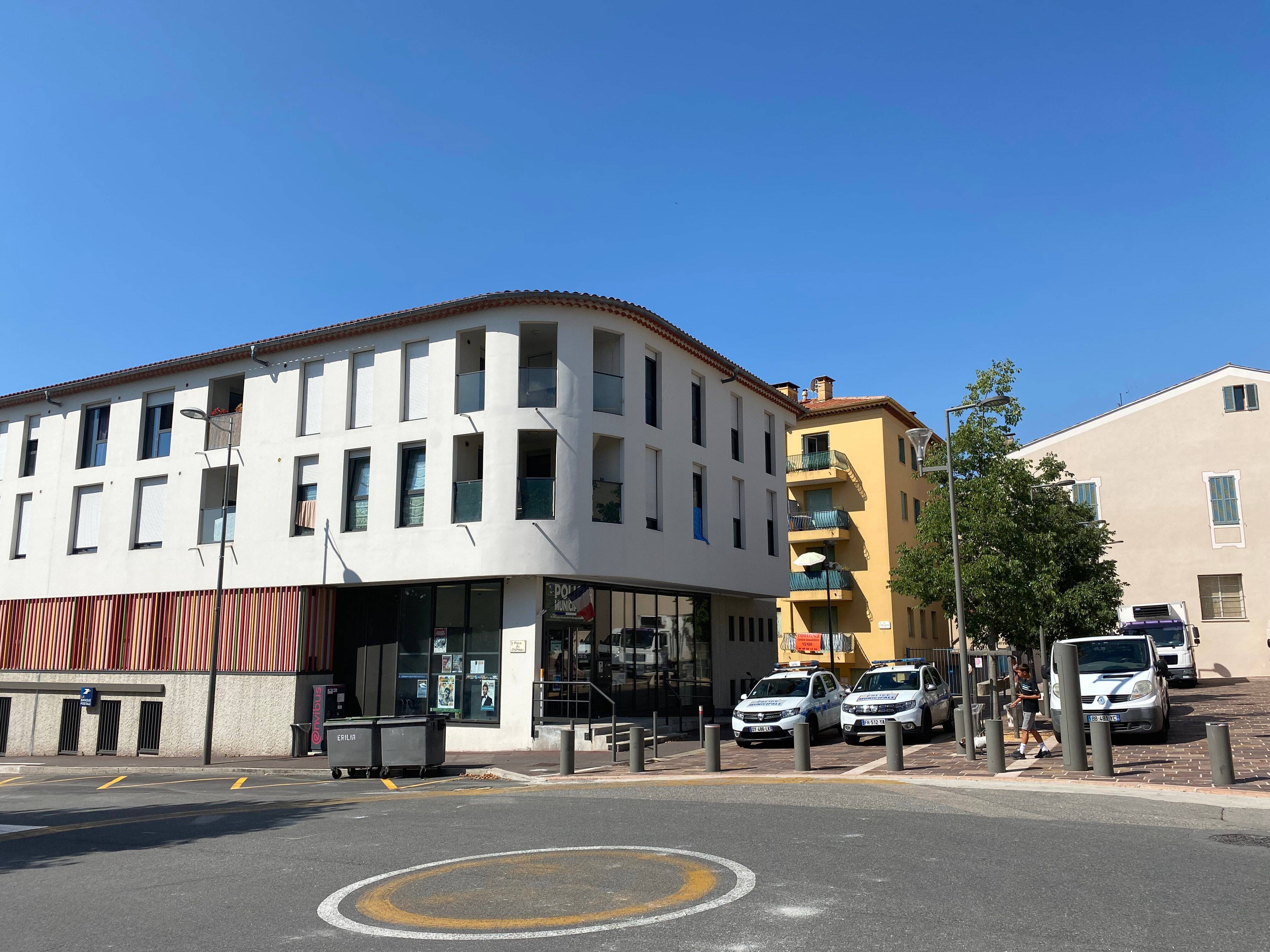 À Vallauris, le poste de la police municipale défendu jusqu'au bout avec les violences urbaines qui ont éclaté dans la nuit