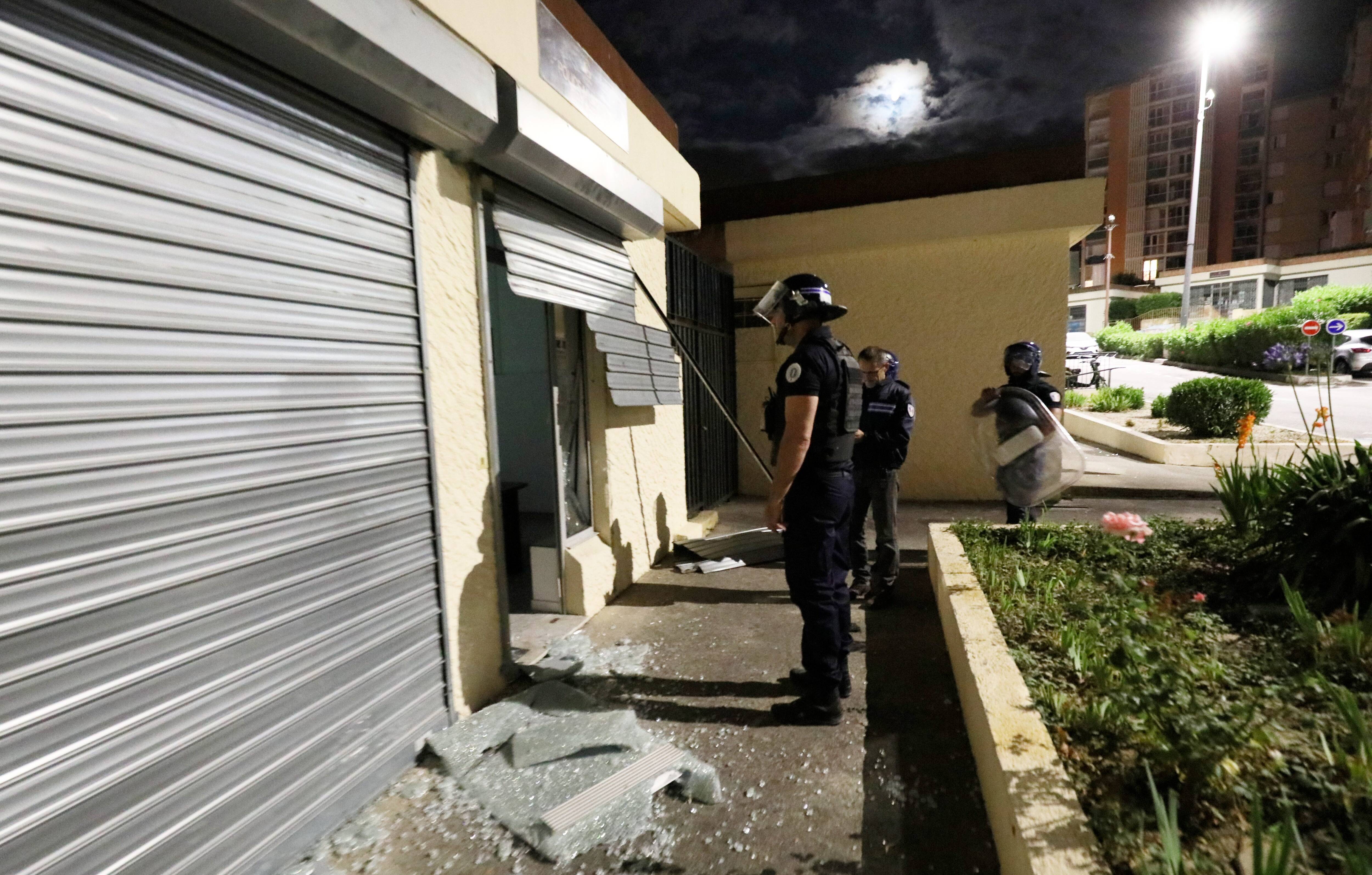 "On comprend la colère, pas la dégradation": au coeur de la cité des Fleurs de Grasse, après une nuit de violences urbaines