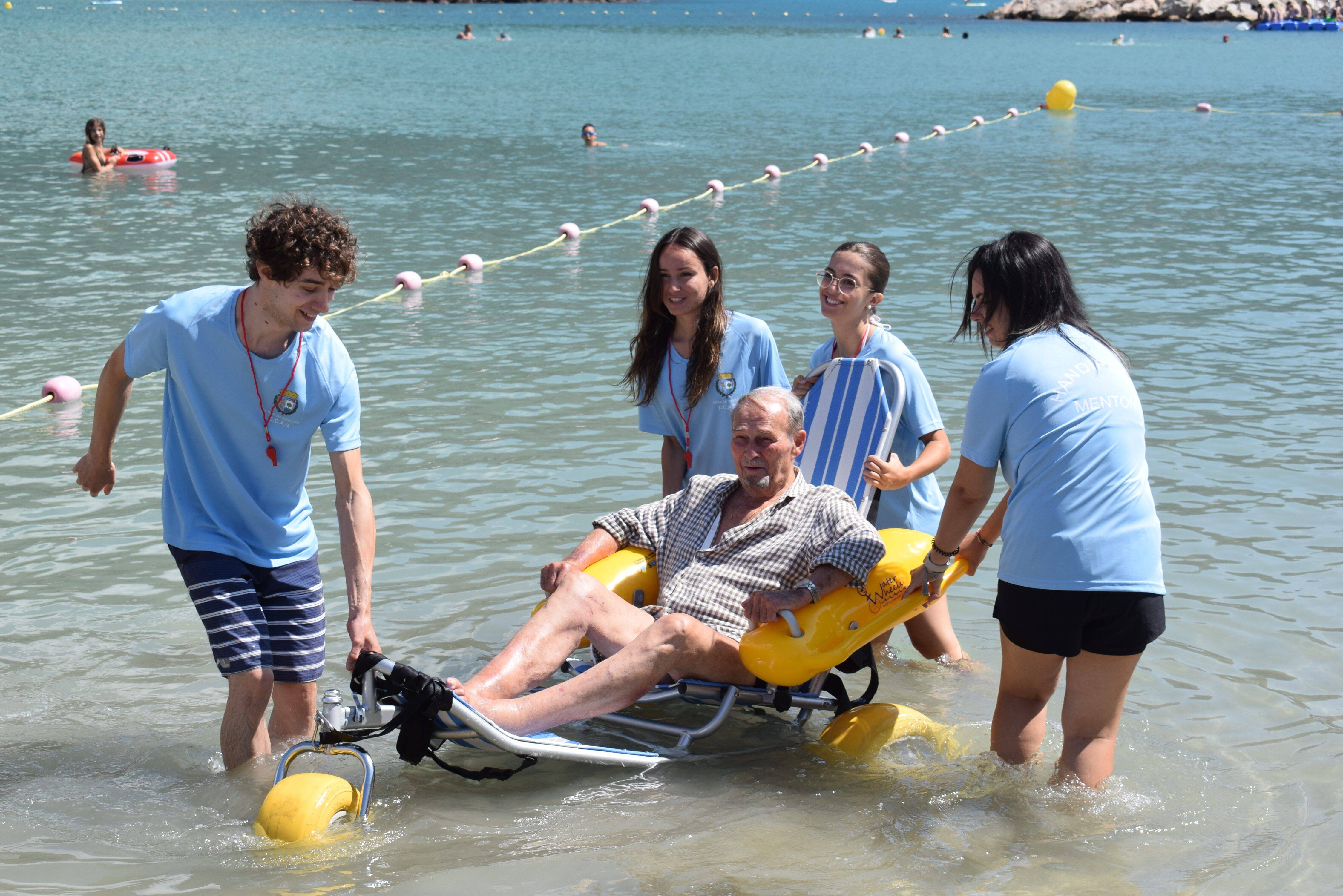 À Menton, les personnes handicapées peuvent se baigner à l'handiplage des Sablettes