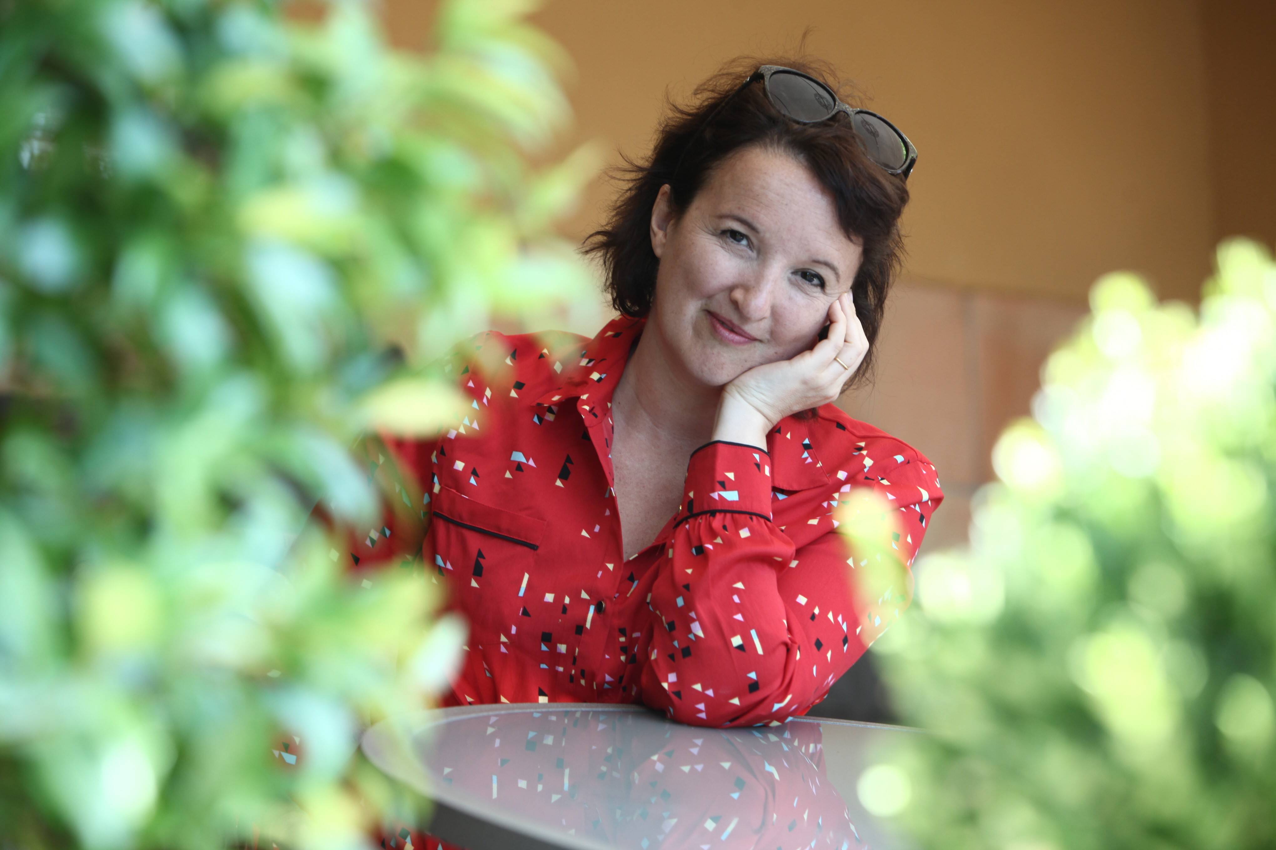 "La scène est l'un des derniers espaces de liberté", confie Anne Roumanoff, en tournée dans les Alpes-Maritimes et le Var
