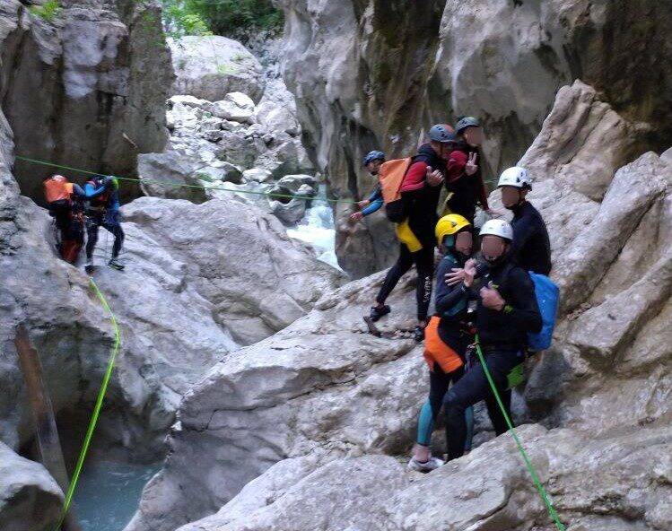 "On n'était pas loin d'un drame": cinq personnes secourues dans un canyon après avoir passé la nuit derrière une cascade