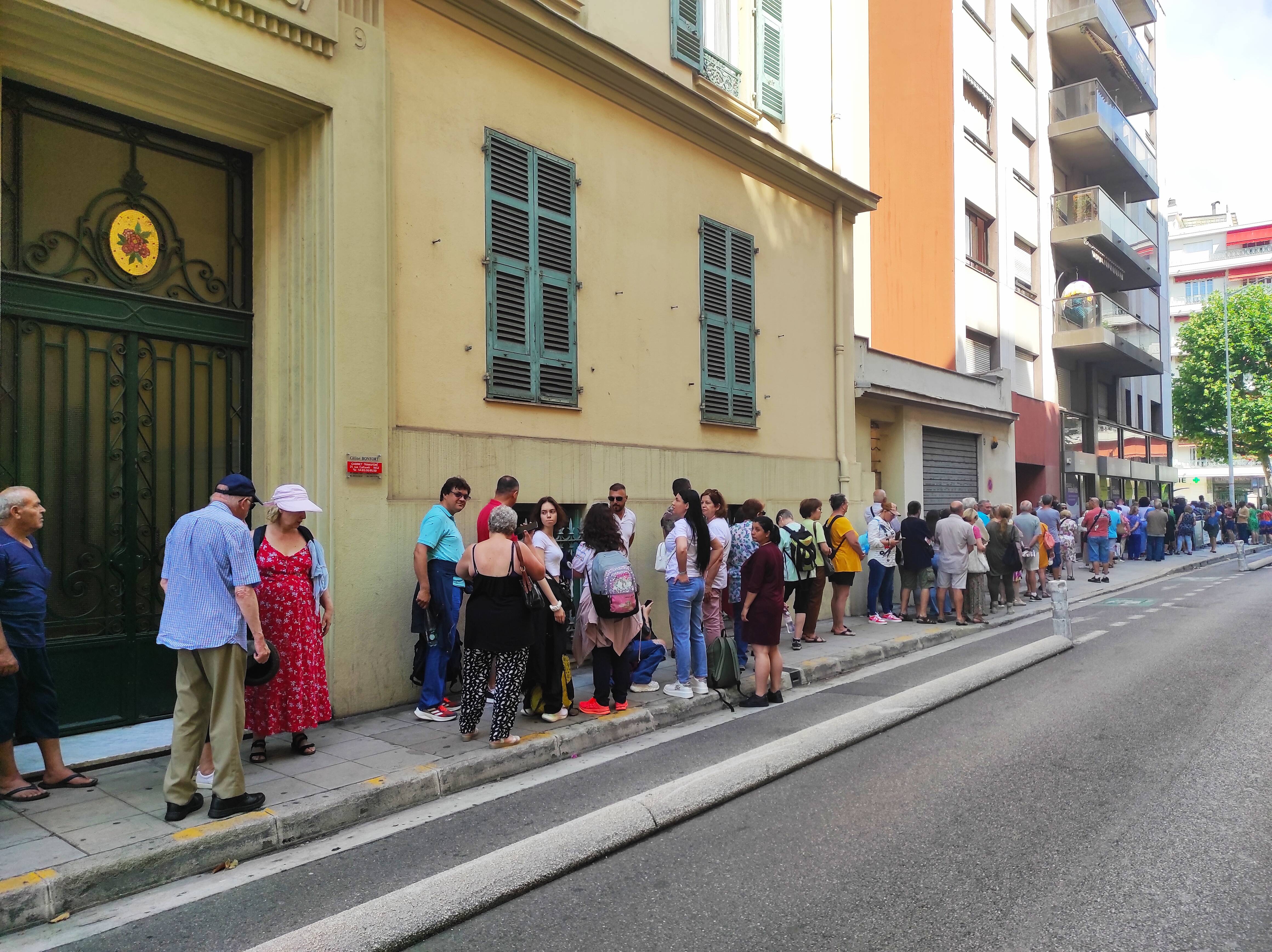 "Faudra pas s'étonner si on fraude": colère et exaspération dans la longue file d'attente devant l'agence Lignes d'Azur à Nice