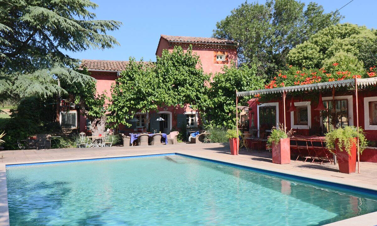 Le coeur brisé, l'acteur britannique Richard E. Grant (Loki, Game of Thrones) se sépare de sa propriété en Provence