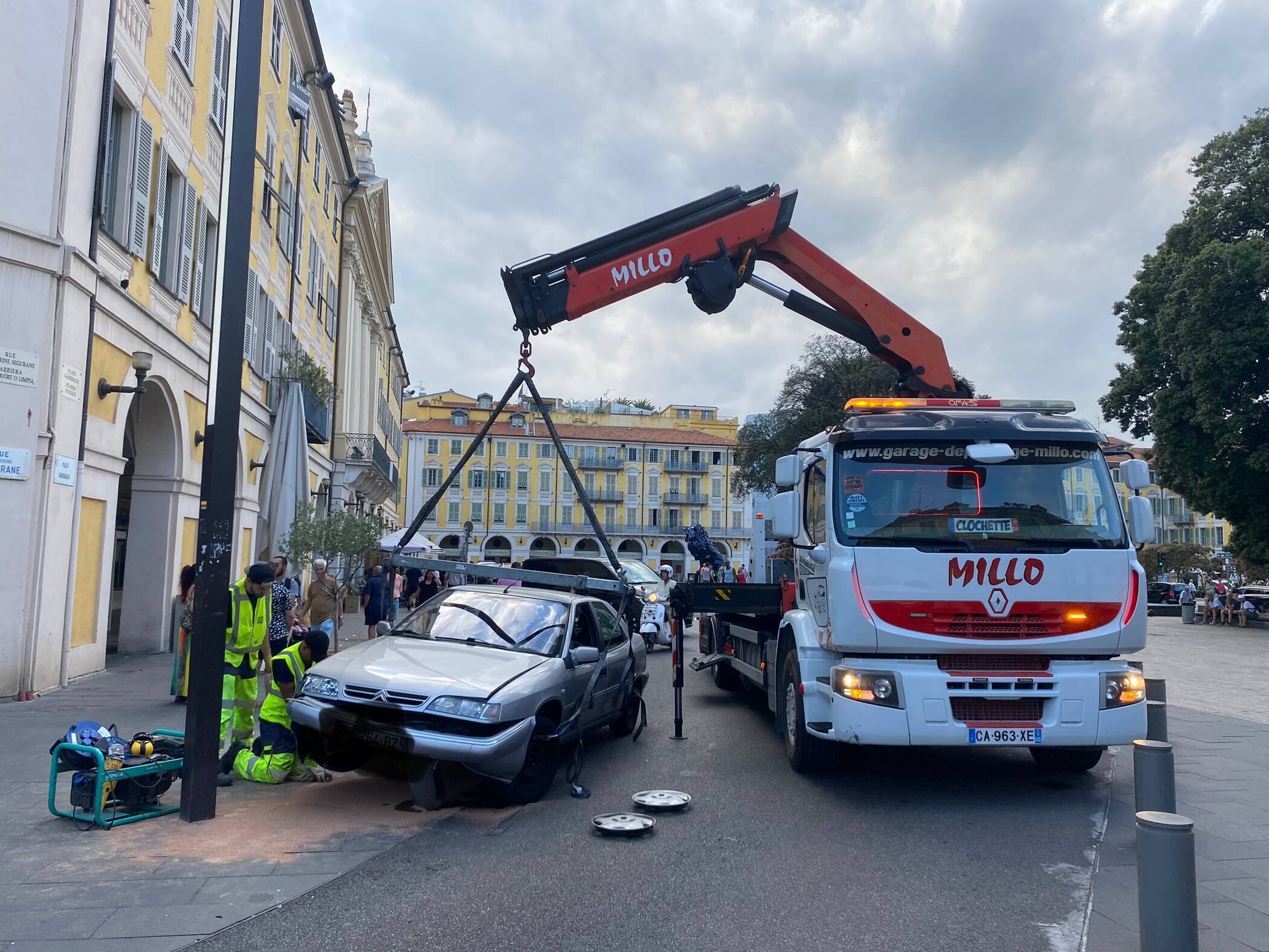 Pas de blessé mais une grosse pagaille place Garibaldi après un accident ce lundi à Nice
