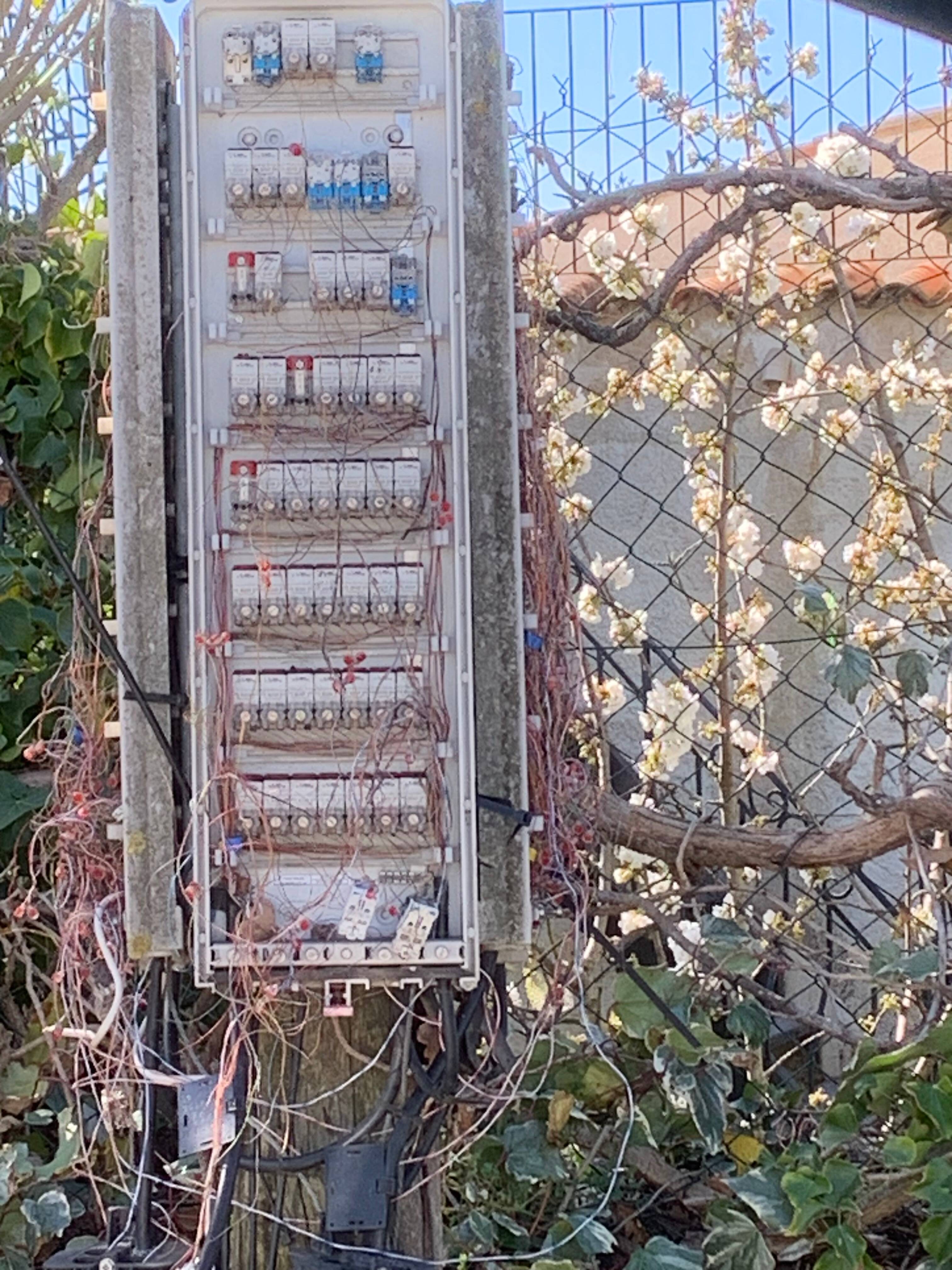 "Les travaux ont été reportés 25 fois", le ras-le bol de ces habitants de ce village de la Côte d'Azur privés d'internet depuis des mois